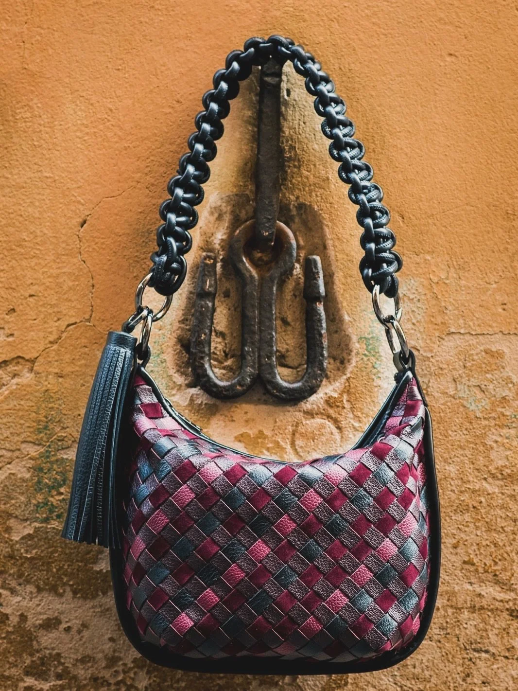 Fall Roby Bags are here! 🗣️🎉🥳
Rich Bordeaux and classic Black take center stage against this Autumn. Combined with our hand-braided cobra strap, tassels or worn one of 5 different ways, these new colors compliment every look in your closet from n