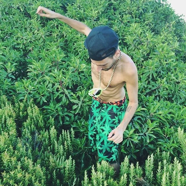 🌱 mi romance con las plantas viene de anta&ntilde;o 🌱 #fbf #boyswithplants #vilassardemar #costacatalana #flashbackfriday