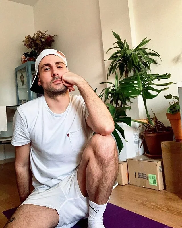 🧘🏻&zwj;♂️ I believe, I trust, I let go... 👌🏼 OK, y esta temporada estoy aprendiendo especialmente a dejar ir 🌬 pero ver&eacute;is cuando me quite la camiseta todo lo que me &ldquo;habr&eacute; dejado ir&rdquo; 🥐🤰🏻😂 #yomequedoencasa #boyswith