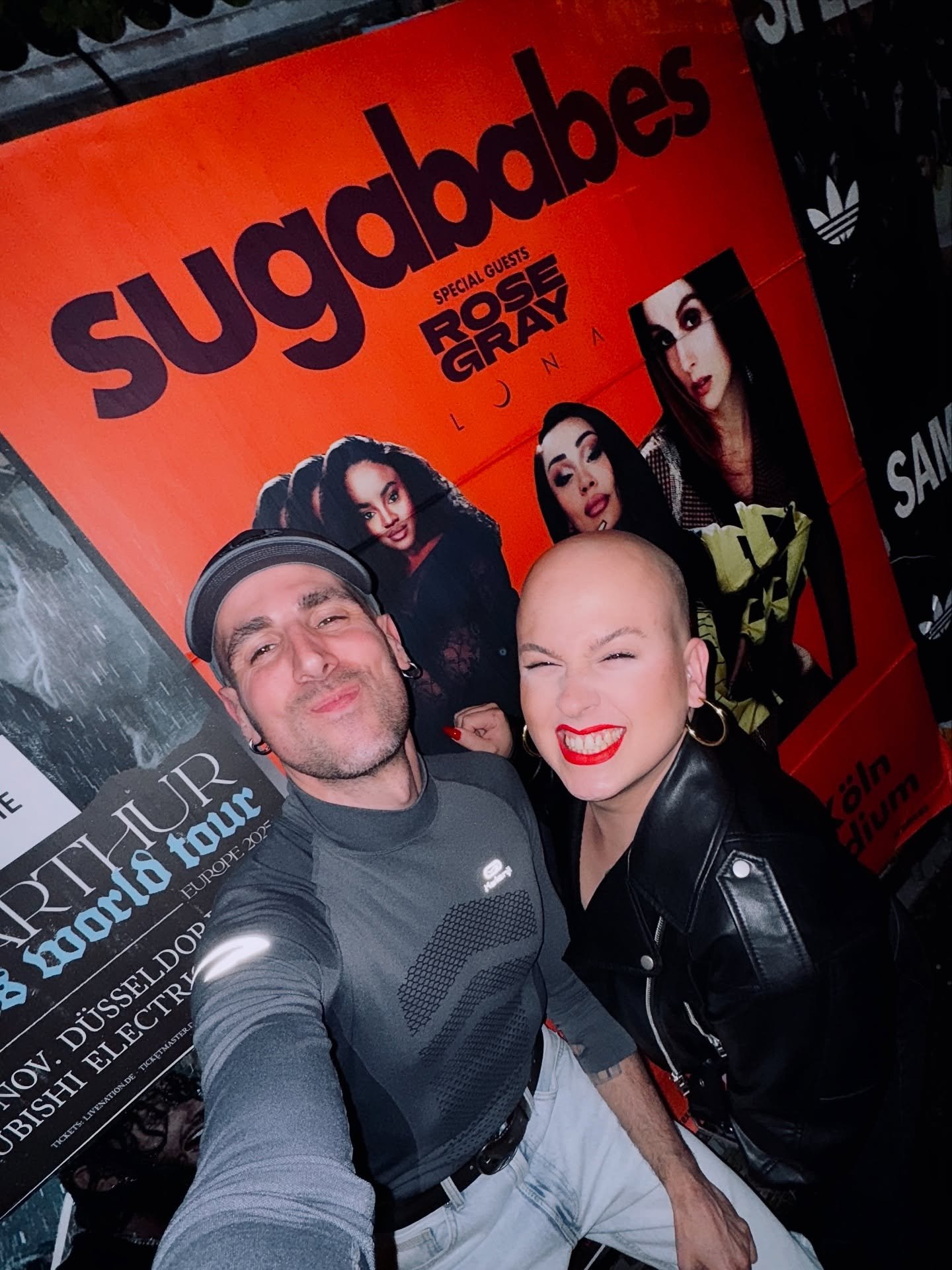 💭 pensaciones convertidas en acciones 👨&zwj;⚖️
🤝 @labarbiecalva + me x @sugababes @ K&ouml;ln 🇩🇪
#sugababes #koln #popmusic #popculture #2000s