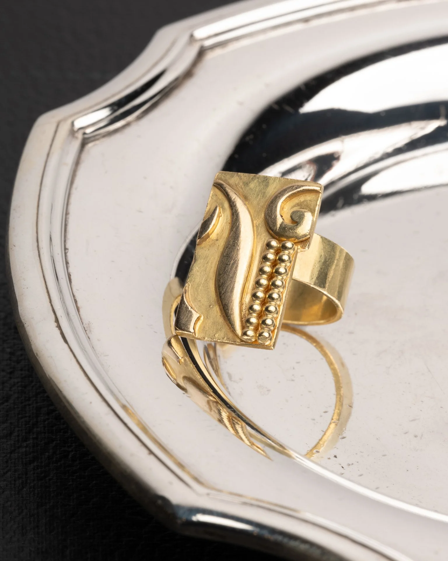 Bague moderniste en or jaune 18 carats signée Jean Després