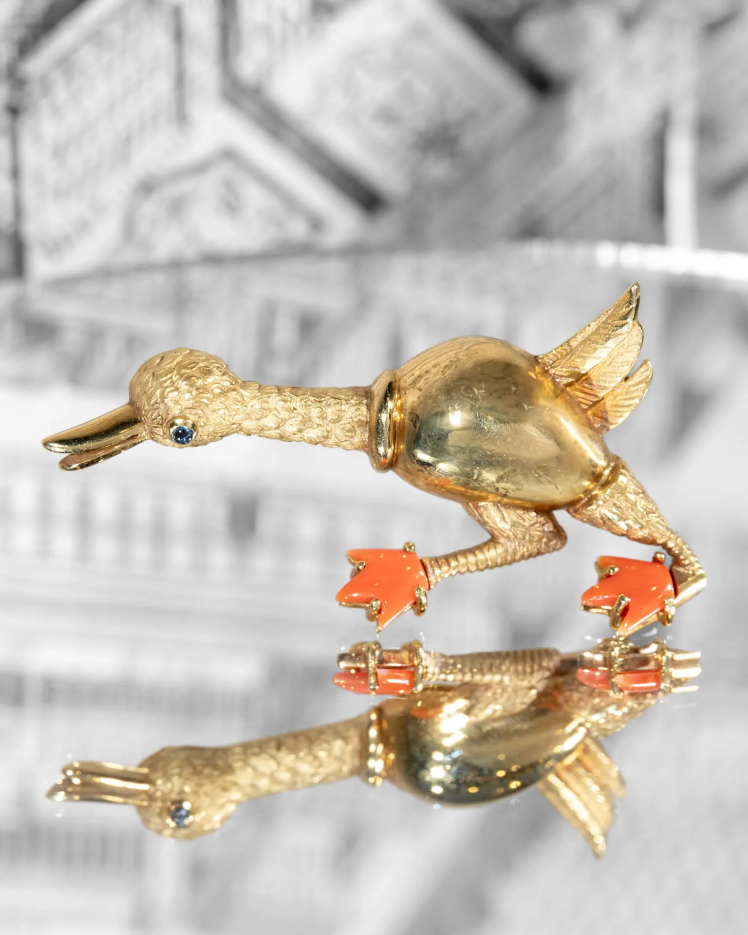 Broche épingle canard en or jaune et corail