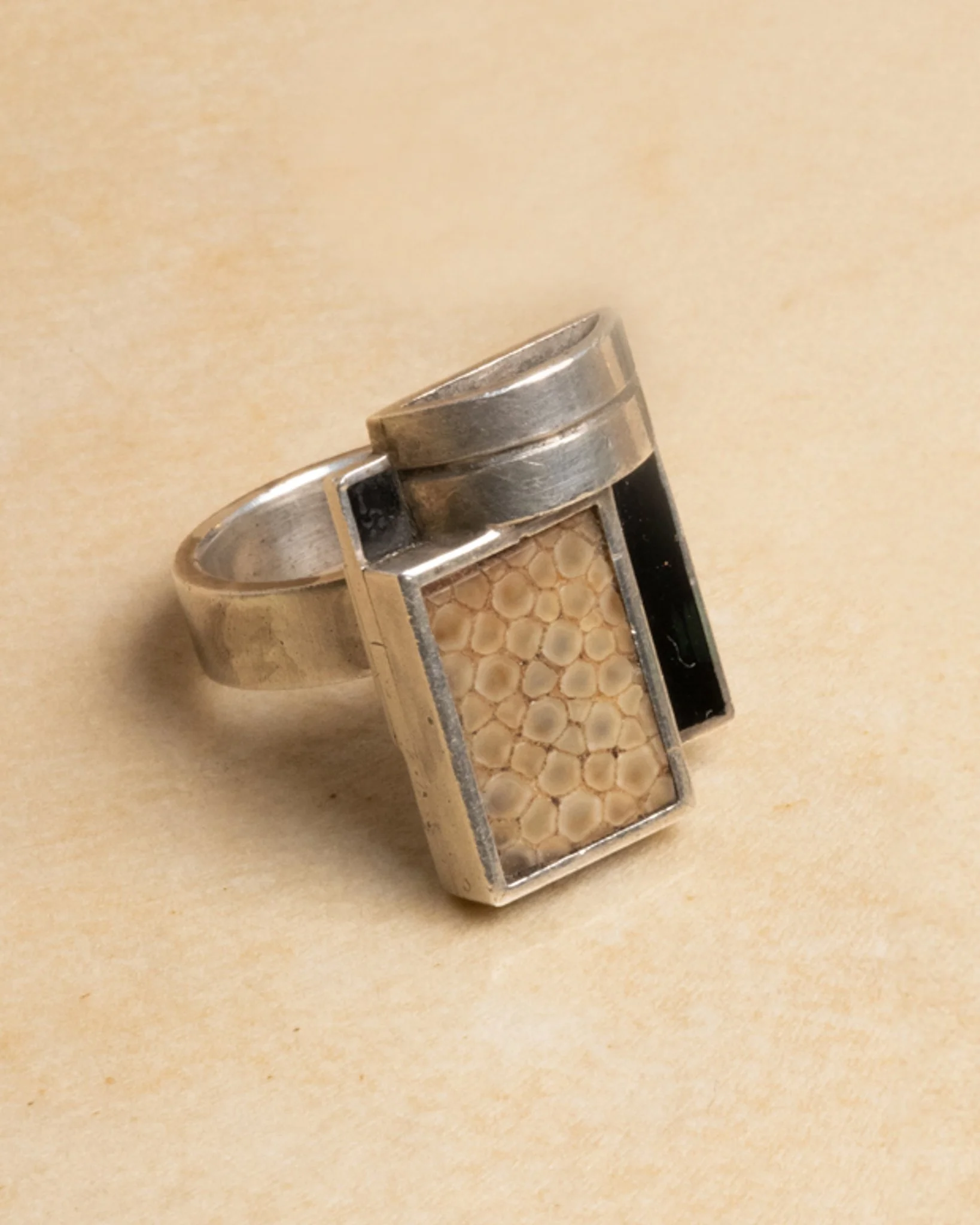 Bague moderniste en argent, galuchat et laque noire