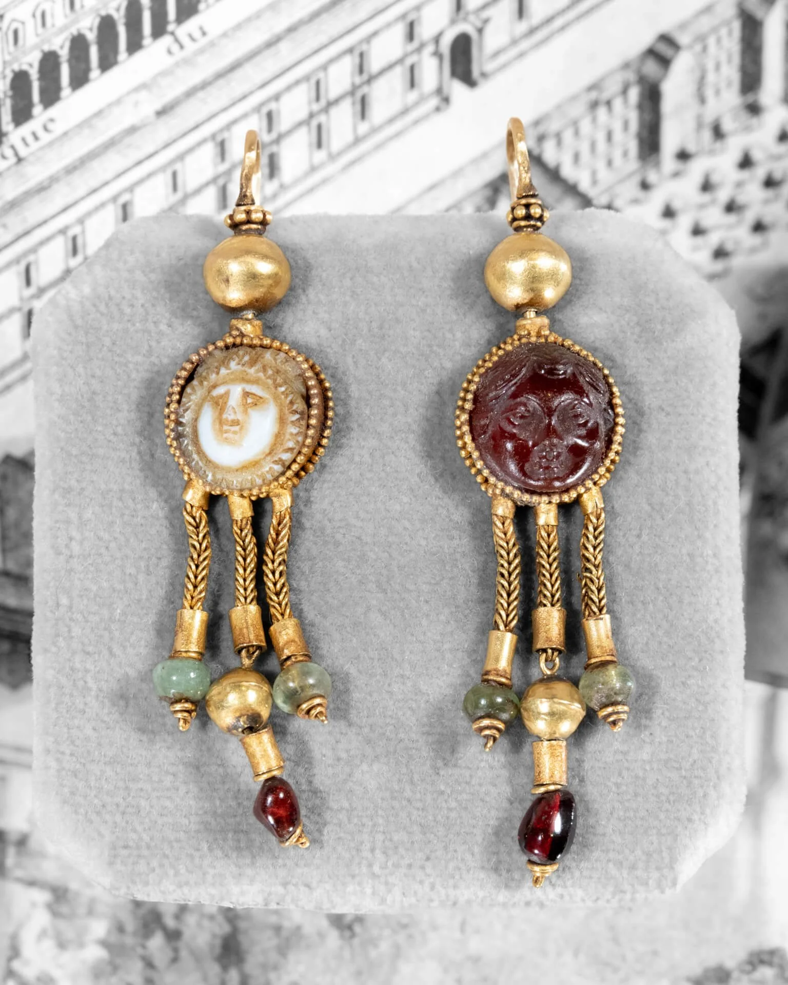 Boucles d’oreilles pendantes en or jaune 18ct avec camées antiques