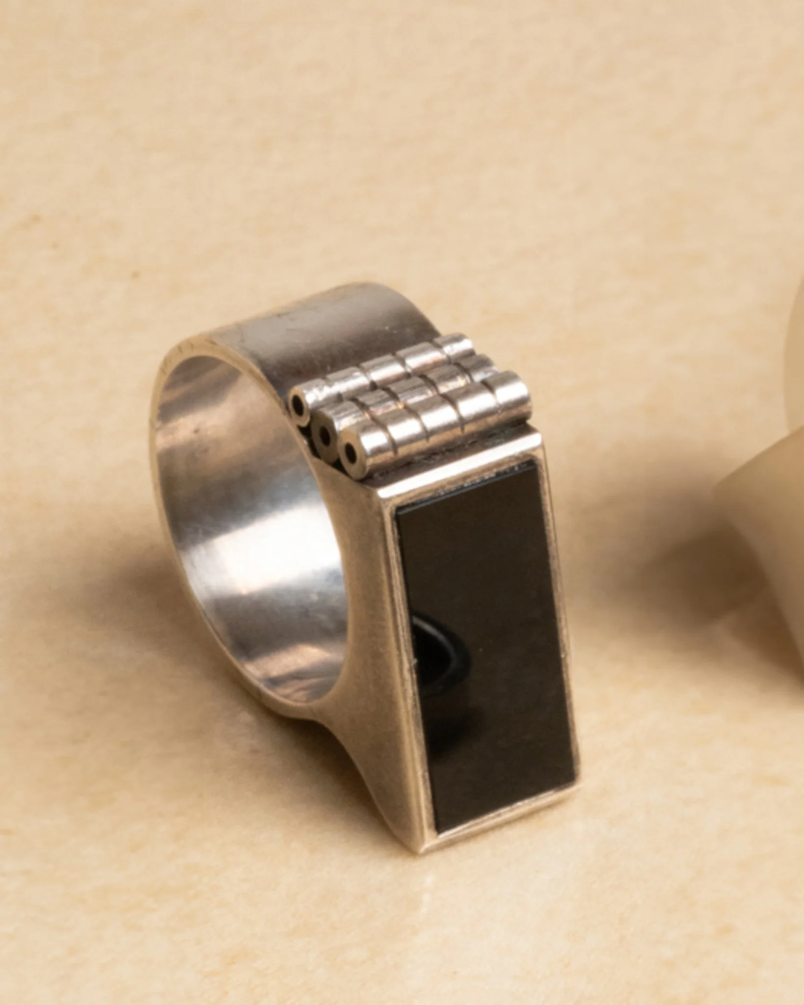 Bague asymétrique en argent et onyx