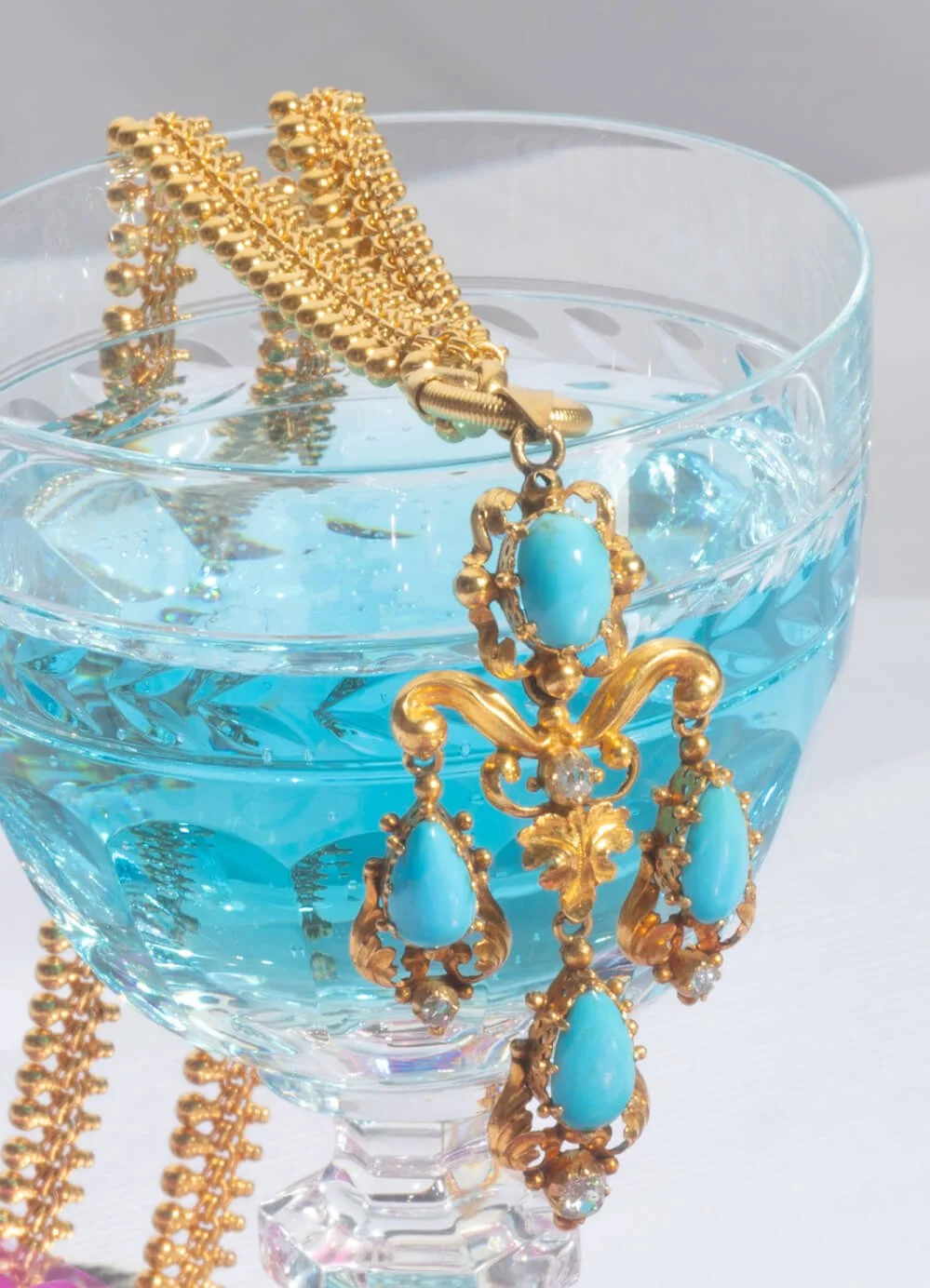 Collier pendentif en or jaune, turquoise et diamants
