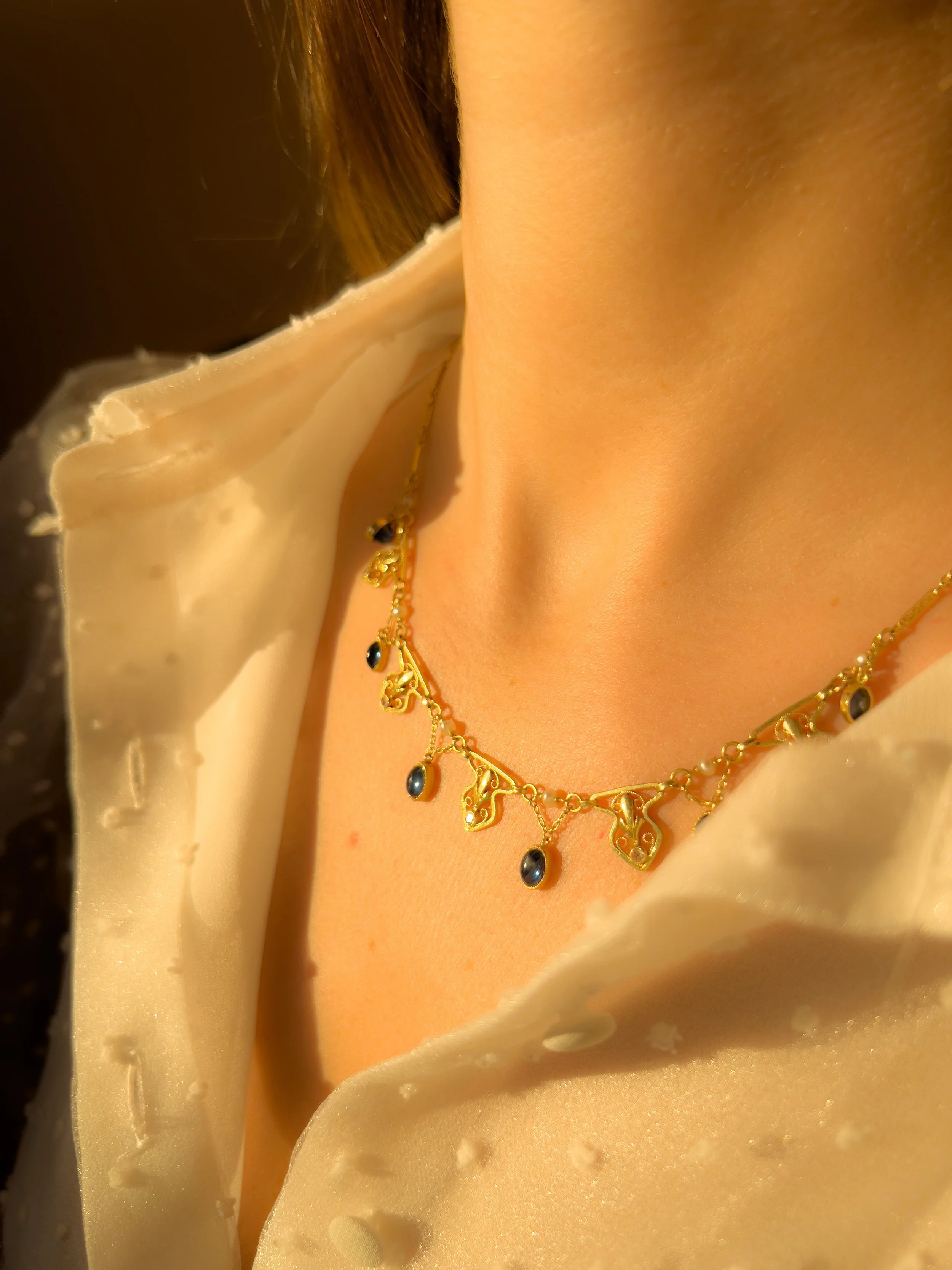 Collier Draperie en Or Jaune, Perles Fines et Saphirs Cabochon