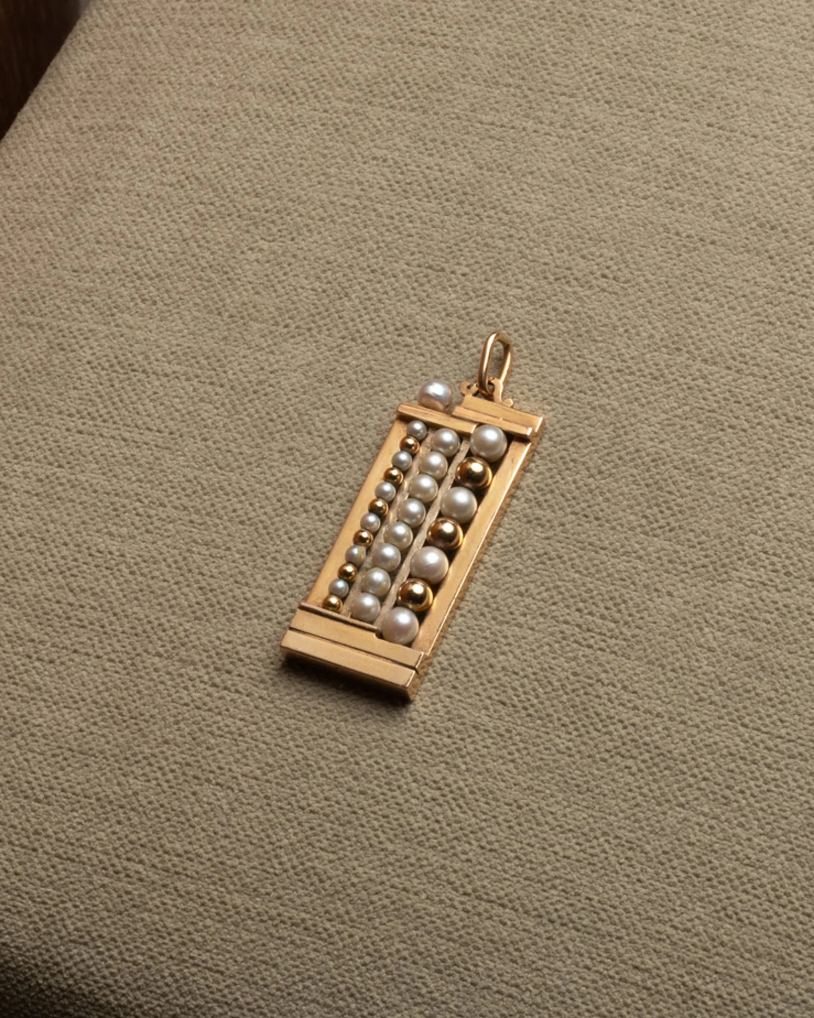 Pendentif rectangulaire en or jaune 18 carats et perles, signé Jean Després