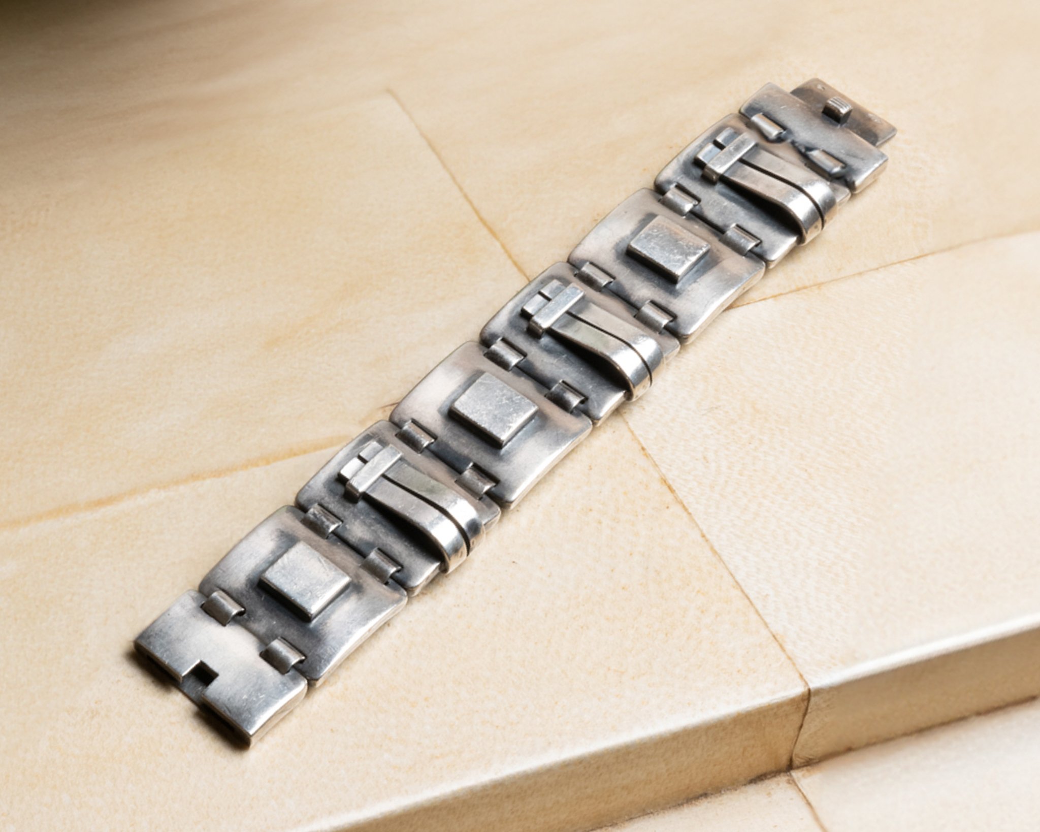 Bracelet articulé en argent martelé