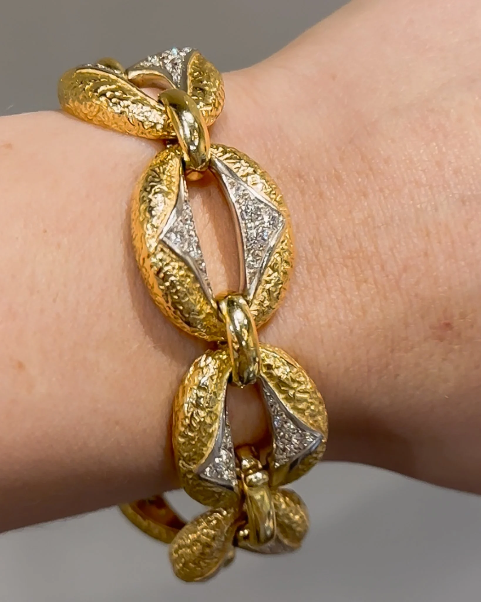 Bracelet signé Kutchinsky en or jaune et diamants