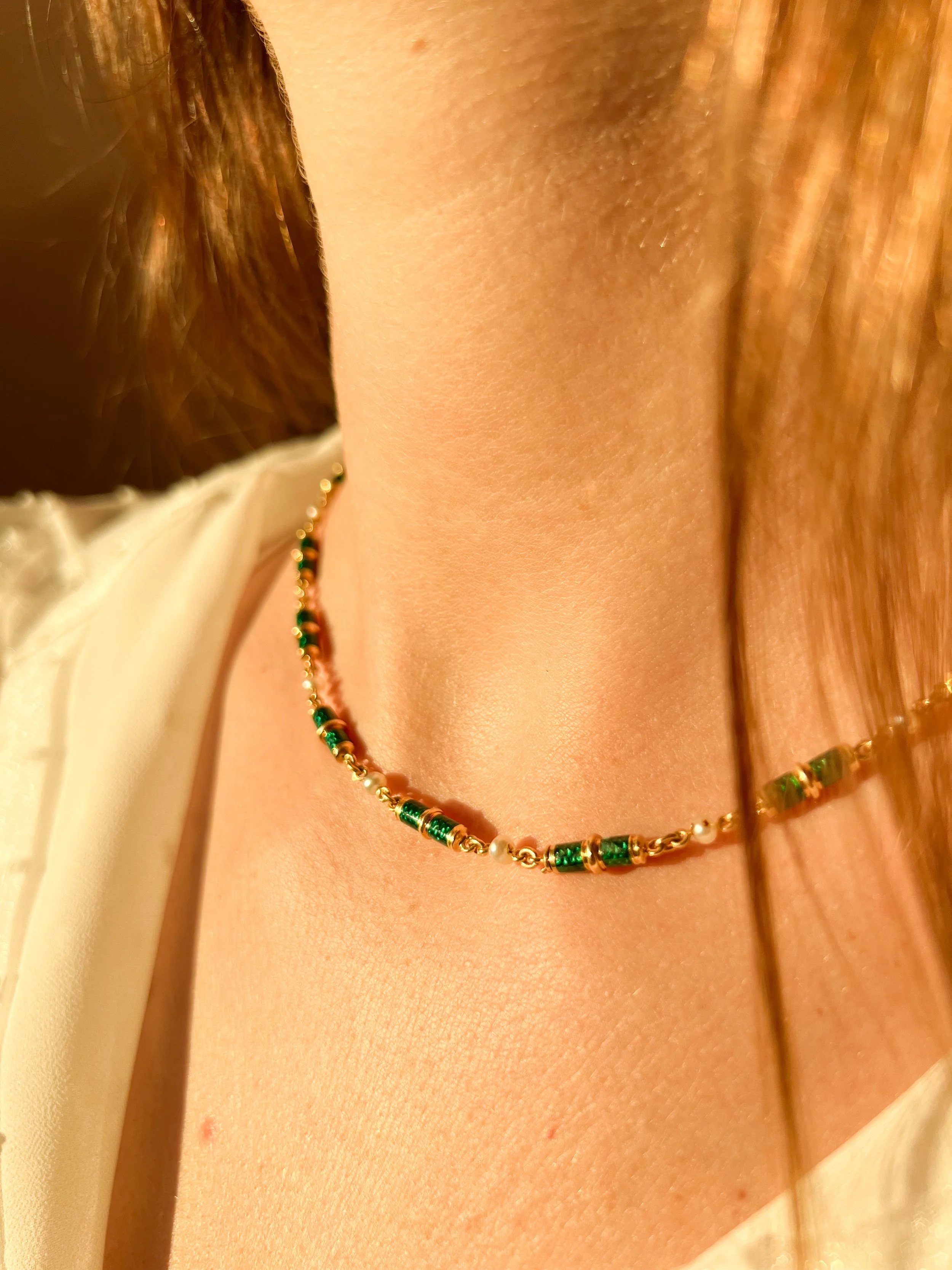 Chaîne Giletière 19 ème en Or Jaune, Perles Fines et Émail Vert