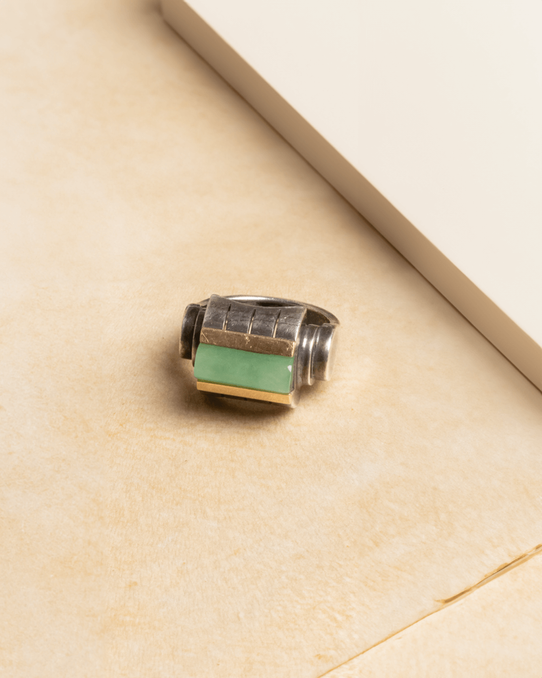 Bague moderniste en argent, or jaune 18 carats et chrysoprase