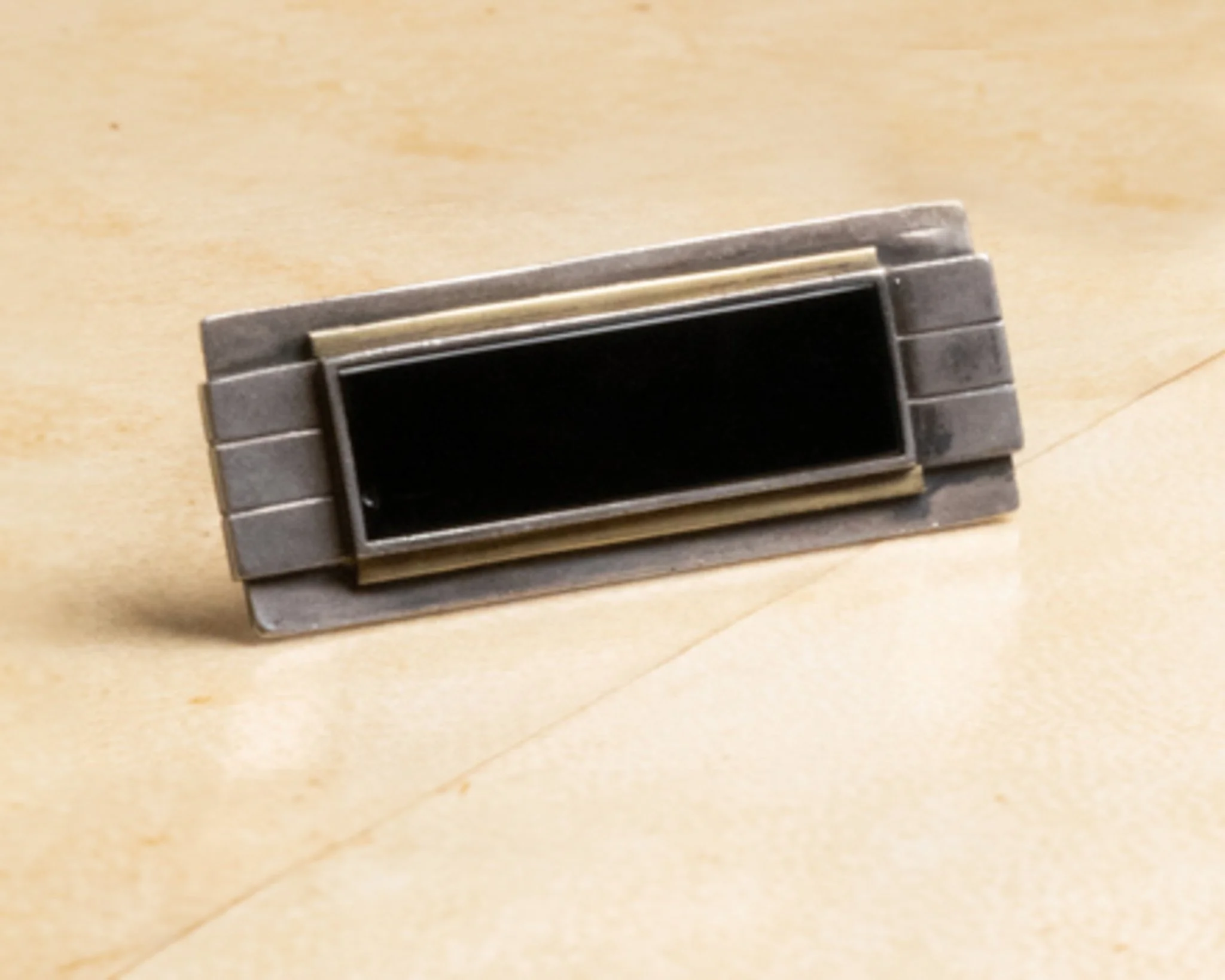 Broche géométrique en argent, onyx et or jaune 18 carats