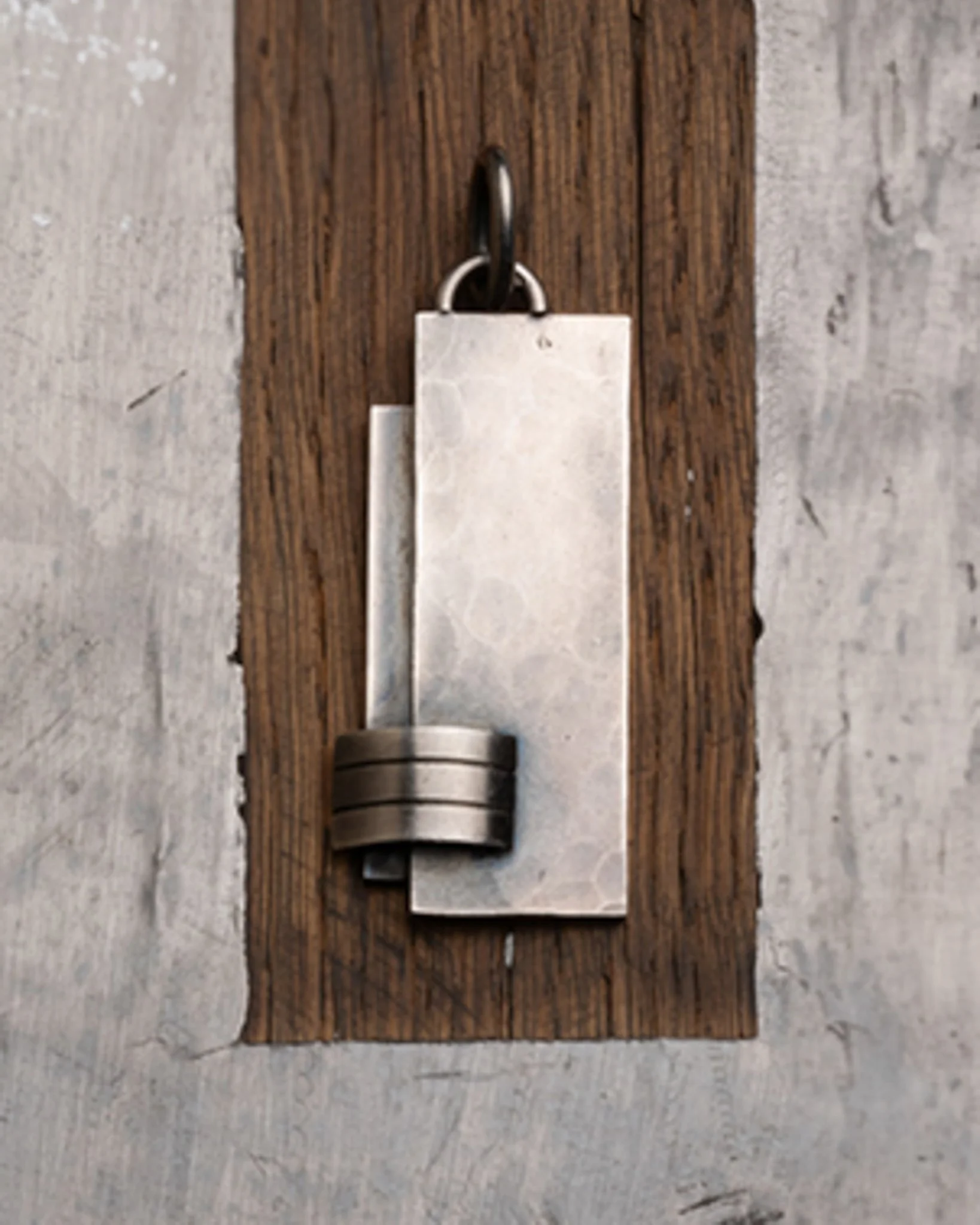 Pendentif rectangulaire en argent martelé