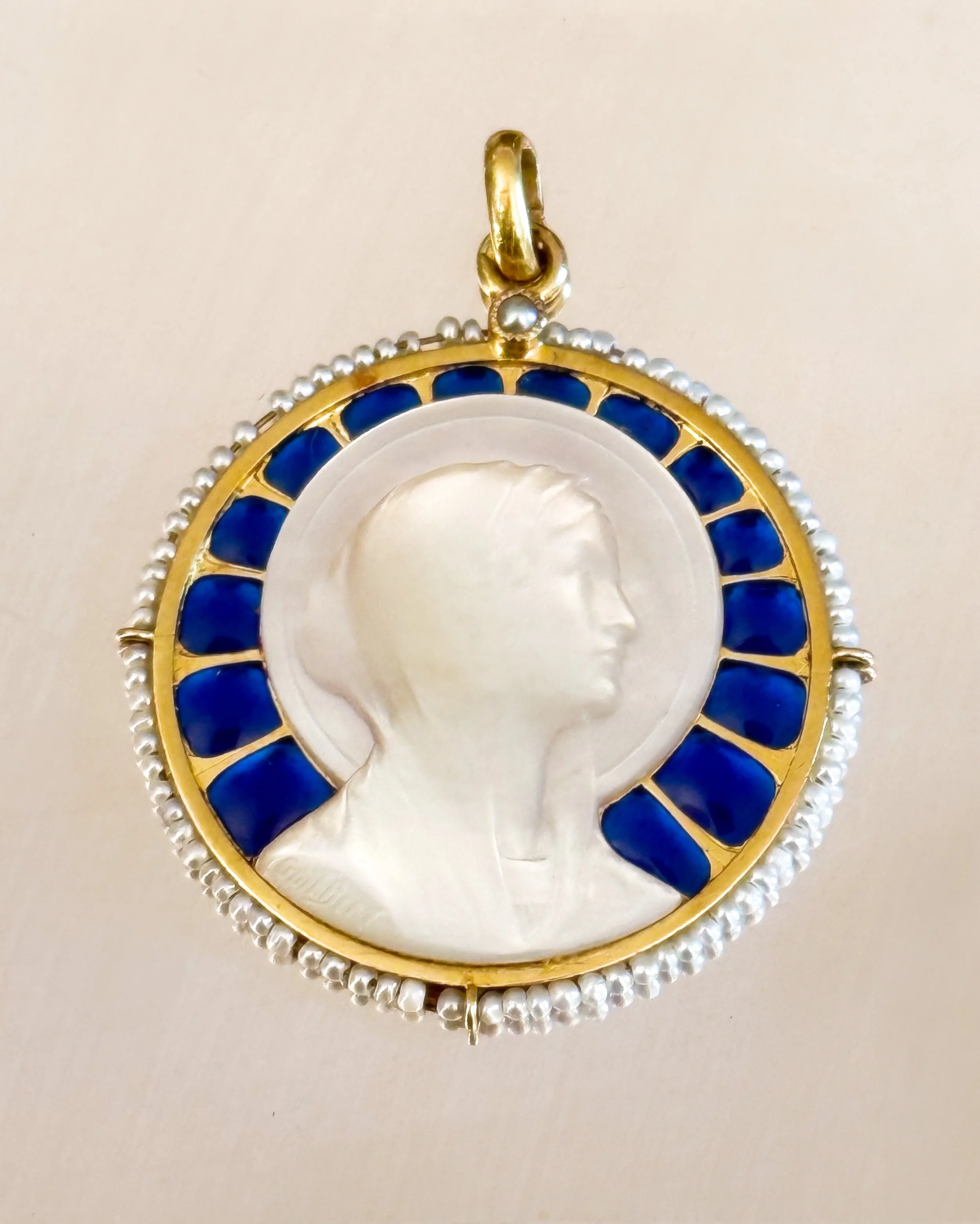 Médaille Religieuse en Or Jaune, Nacre et Perles Fines