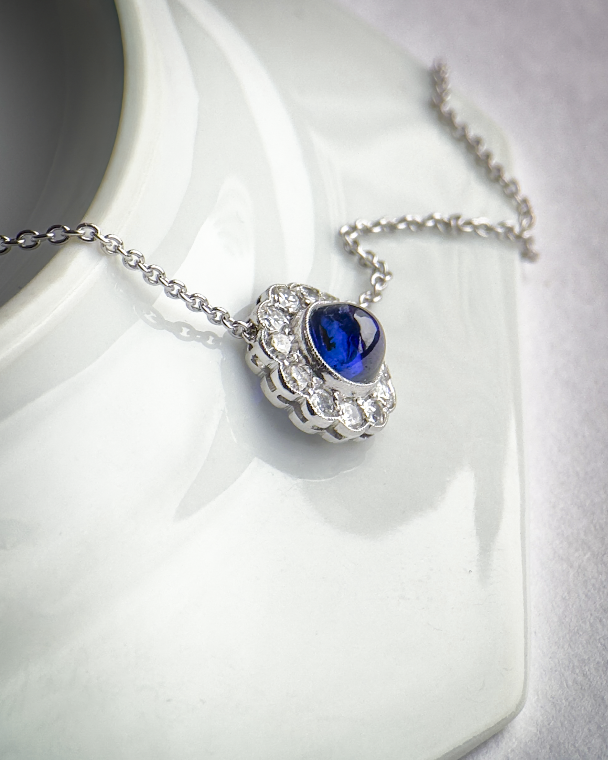 Pendentif platine, saphir birman et diamants