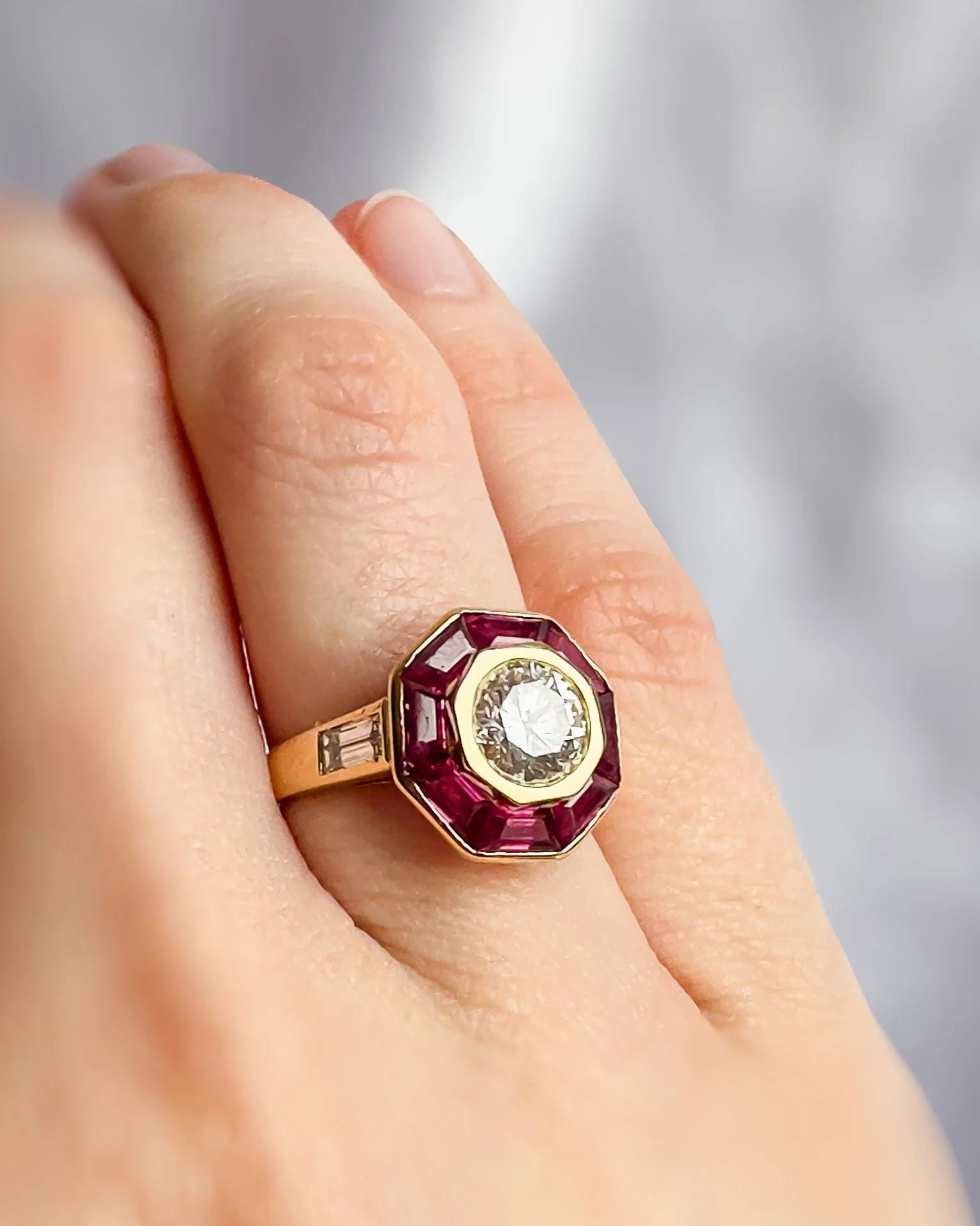 Bague Mellerio en or jaune 18 carats, diamant et rubis