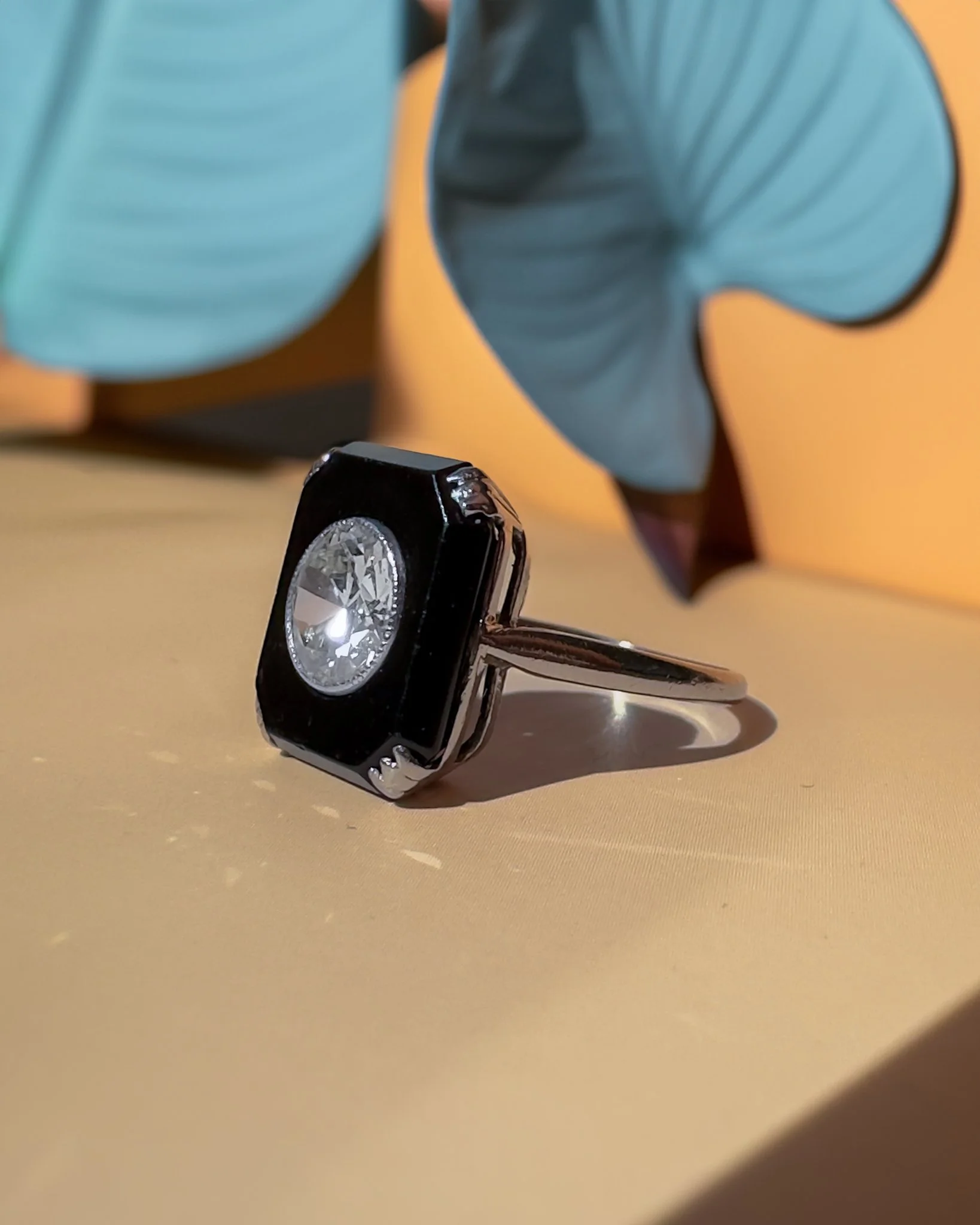 Bague Art Déco en platine, onyx et diamant