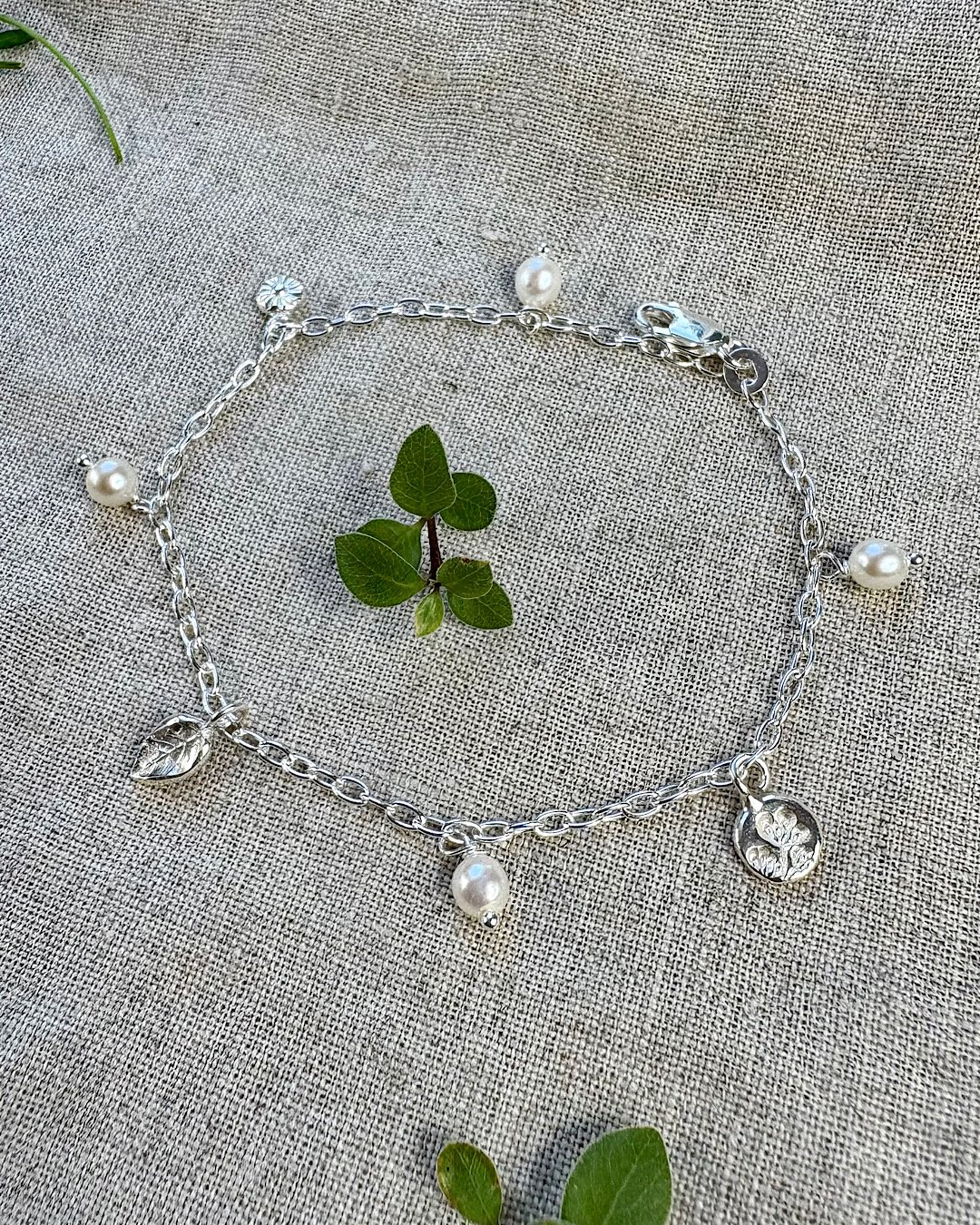 silver-botanical-jewellery-with-leaf-and-daisy-charms.jpg
