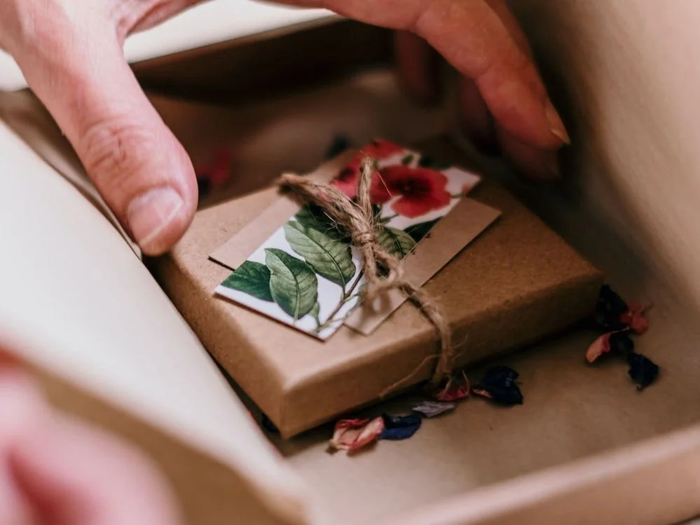 Handmade jewellery gift box made fro eco-friendly packaging with nature inspired quote and business cards and dried flowers.
