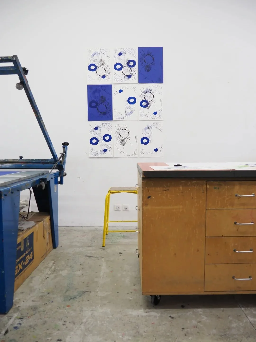 S&eacute;rigraphie, &quot;les volcans&quot;

Projet r&eacute;alis&eacute; durant ma formation chez @association_les_rhizomes avec @noemieprivat_

1. Accrochage final 2.Recherches des typons 3.Couleurs 4.Sechage 5.Print

Bichromie
32x46cm
Papier olin 