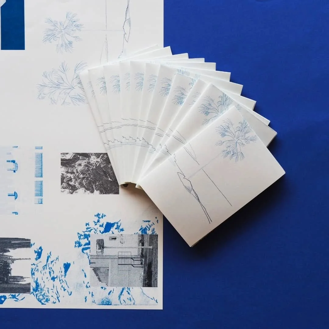 Micro &eacute;dition de photographies et illustrations de mon voyage au Maroc (f&eacute;vrier 2025).

&Eacute;dition imprim&eacute; et r&eacute;alis&eacute;e durant ma formation en risographie chez @noise_paper

En vente sur mon eshop &agrave; petit 