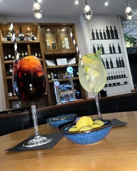 Sangria Saturdays! 😍 🍷 🍊

Red or white sangria? You choose! 🙌

You can order these amazing cocktails at any of our restaurants!