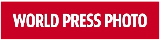 Logo van World Press Photo op een rode achtergrond.