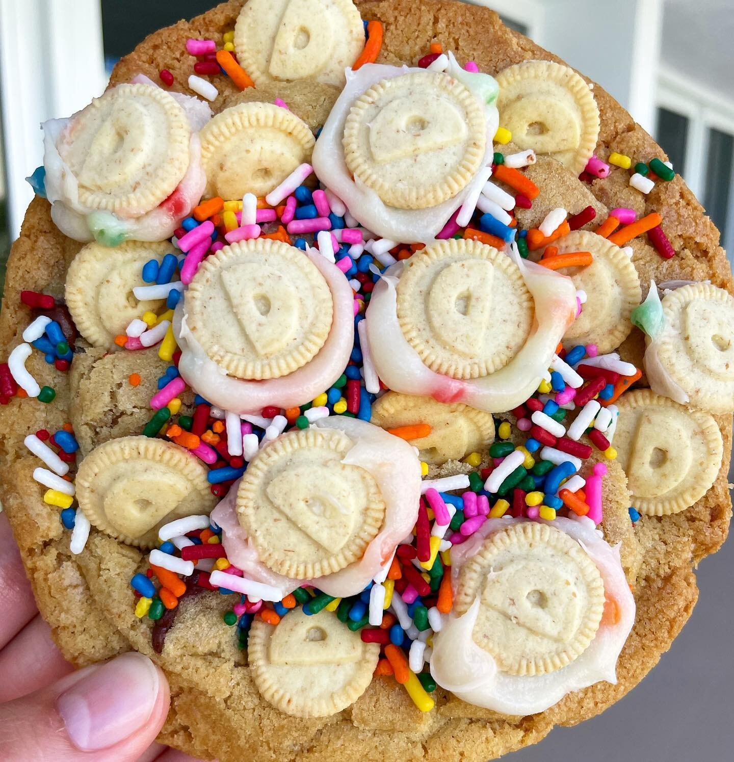 any dunkaroo fans out there? 🙋🏼&zwj;♀️ 

one pack of @dunkaroos &amp; some extra sprinkles on my giant sugar cookie