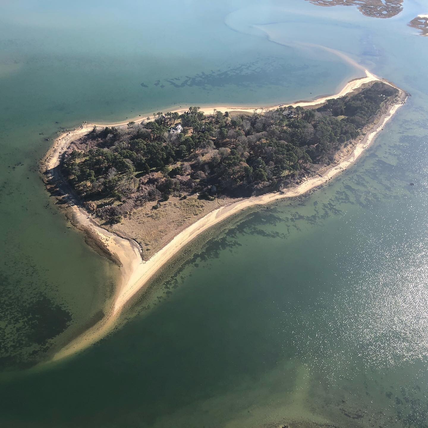 Pilot Dan Kelly and SIT committee member Owen Nichols got a bird&rsquo;s eye view of the island during today&rsquo;s break from this week&rsquo;s windy weather.

#aerialphotography 
#ecosystem
#marinescience
#conservation 
#landconservation