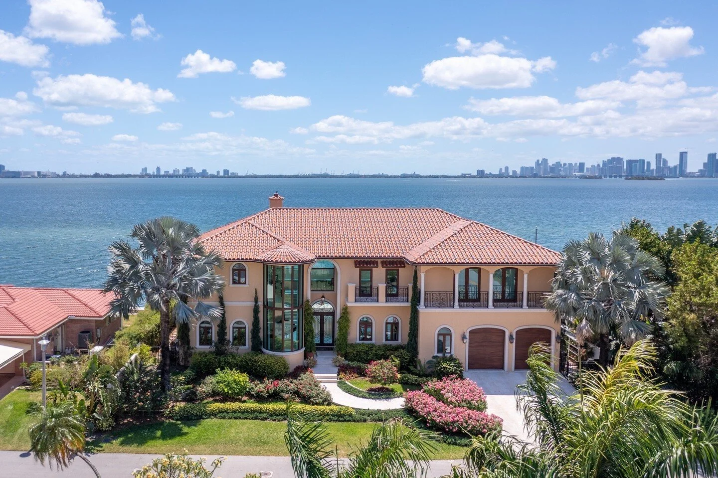 We loved this waterfront home with its stunning direct view of the Miami skyline!⁠
.⁠
⁠
📩: booking@1oakstudios.com ⁠
📞: 786.308.7441⁠
.⁠
.⁠
.⁠
⁠
#1oakstudios #realestateagent #interiorphotography #realestatelife #realestatebroker #interiordecoratin