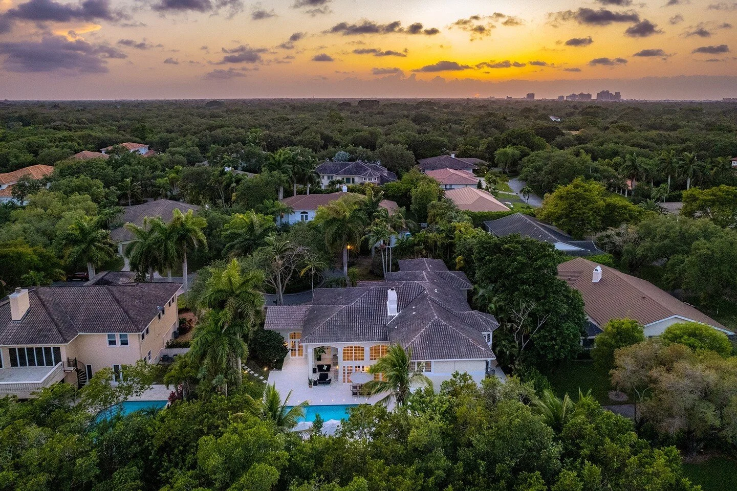 Magic Hour over this beautiful property! 🤩⁠
.⁠
⁠
📩: booking@1oakstudios.com ⁠
📞: 786.308.7441⁠
.⁠
.⁠
.⁠
⁠
#1oakstudios #realestateagent #interiorphotography #realestatelife #realestatebroker #interiordecorating #inspiration #architecturephotograph