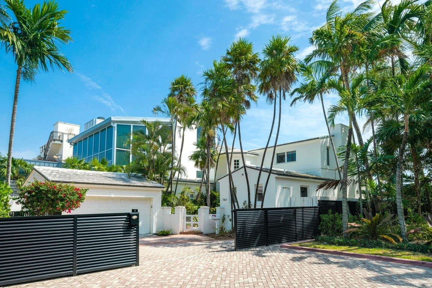 Beautiful Miami Beach home directly on the beach with unobstructed views of Atlantic Ocean!⁠
.⁠
⁠
📩: booking@1oakstudios.com ⁠
📞: 786.308.7441⁠
.⁠
.⁠
.⁠
⁠
#1oakstudios #realestateagent #interiorphotography #realestatelife #realestatebroker #interio