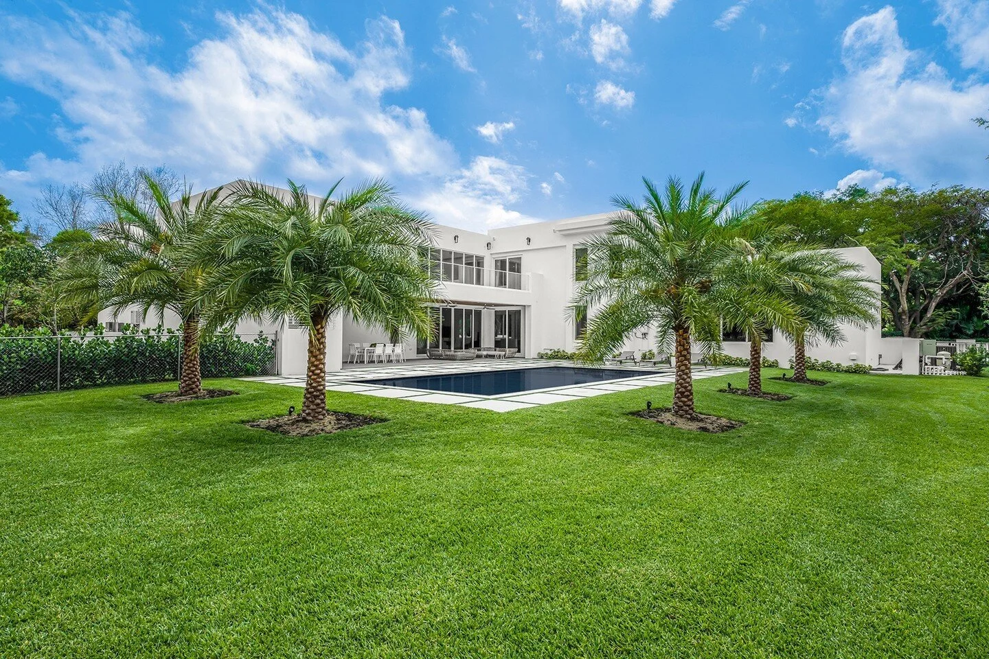 Beautiful palms lining this stunning modern architecture! 🌴⁠
.⁠
⁠
📩: booking@1oakstudios.com ⁠
📞: 786.308.7441⁠
.⁠
.⁠
.⁠
⁠
#1oakstudios #realestateagent #interiorphotography #realestatelife #realestatebroker #interiordecorating #inspiration #archi