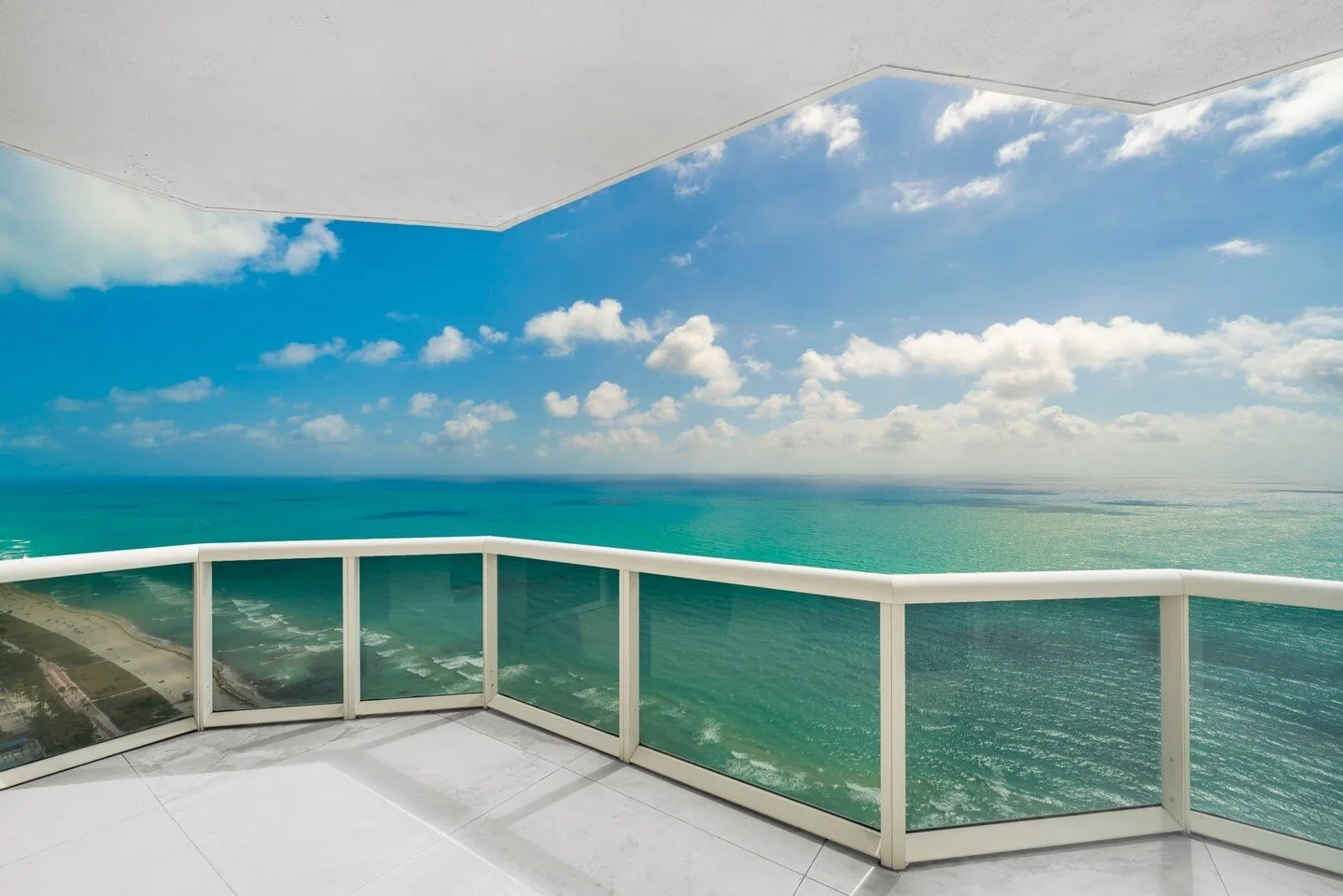 Balcony goals 😍⁠
.⁠
⁠
📩: booking@1oakstudios.com ⁠
📞: 786.308.7441⁠
.⁠
.⁠
.⁠
⁠
#1oakstudios #realestateagent #interiorphotography #realestatelife #realestatebroker #interiordecorating #inspiration #architecturephotography #architecture #decor #mod