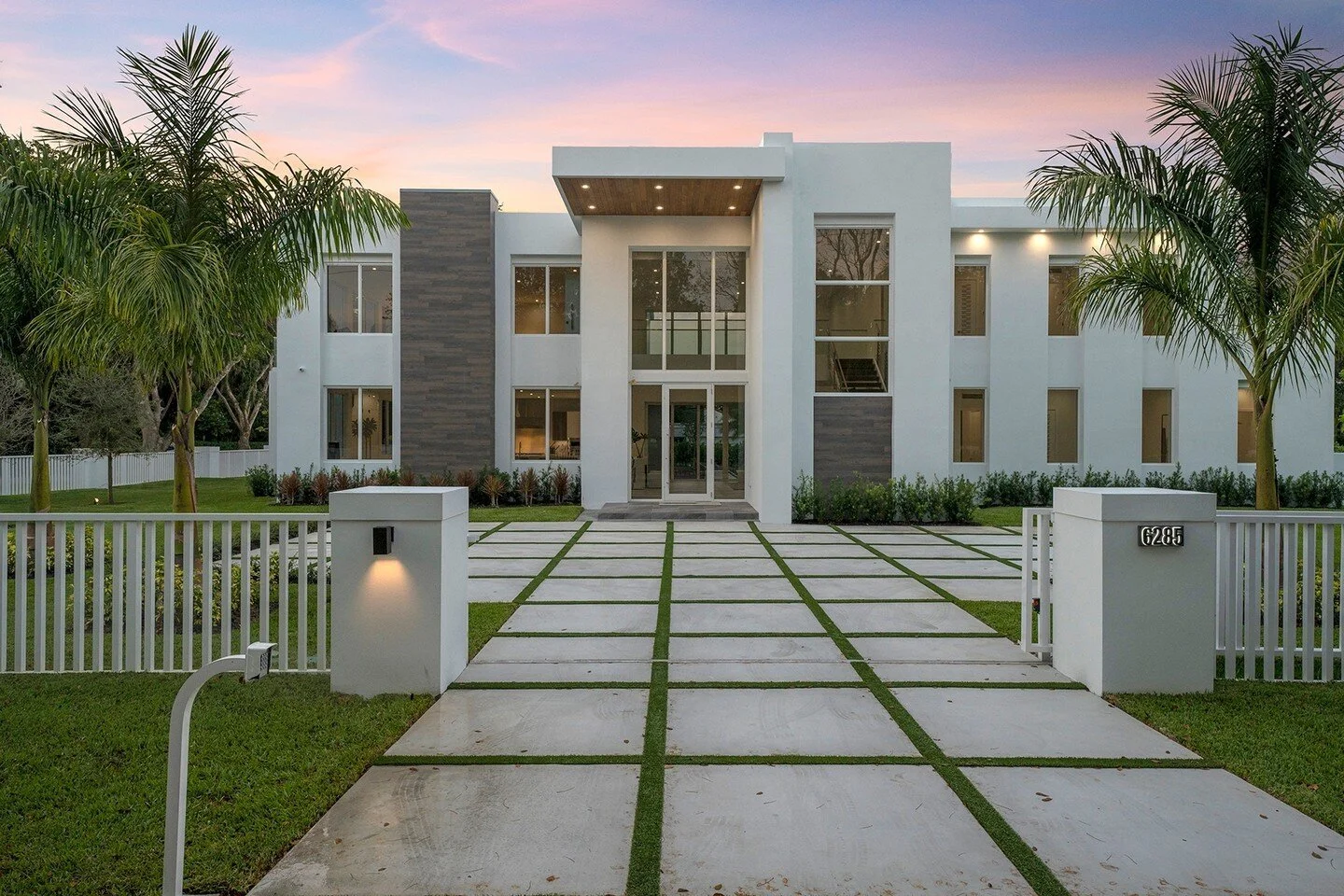 Twilight over this modern masterpiece 💞⁠
.⁠
⁠
📩: booking@1oakstudios.com ⁠
📞: 786.308.7441⁠
.⁠
.⁠
.⁠
⁠
#1oakstudios #realestateagent #interiorphotography #realestatelife #realestatebroker #interiordecorating #inspiration #architecturephotography #