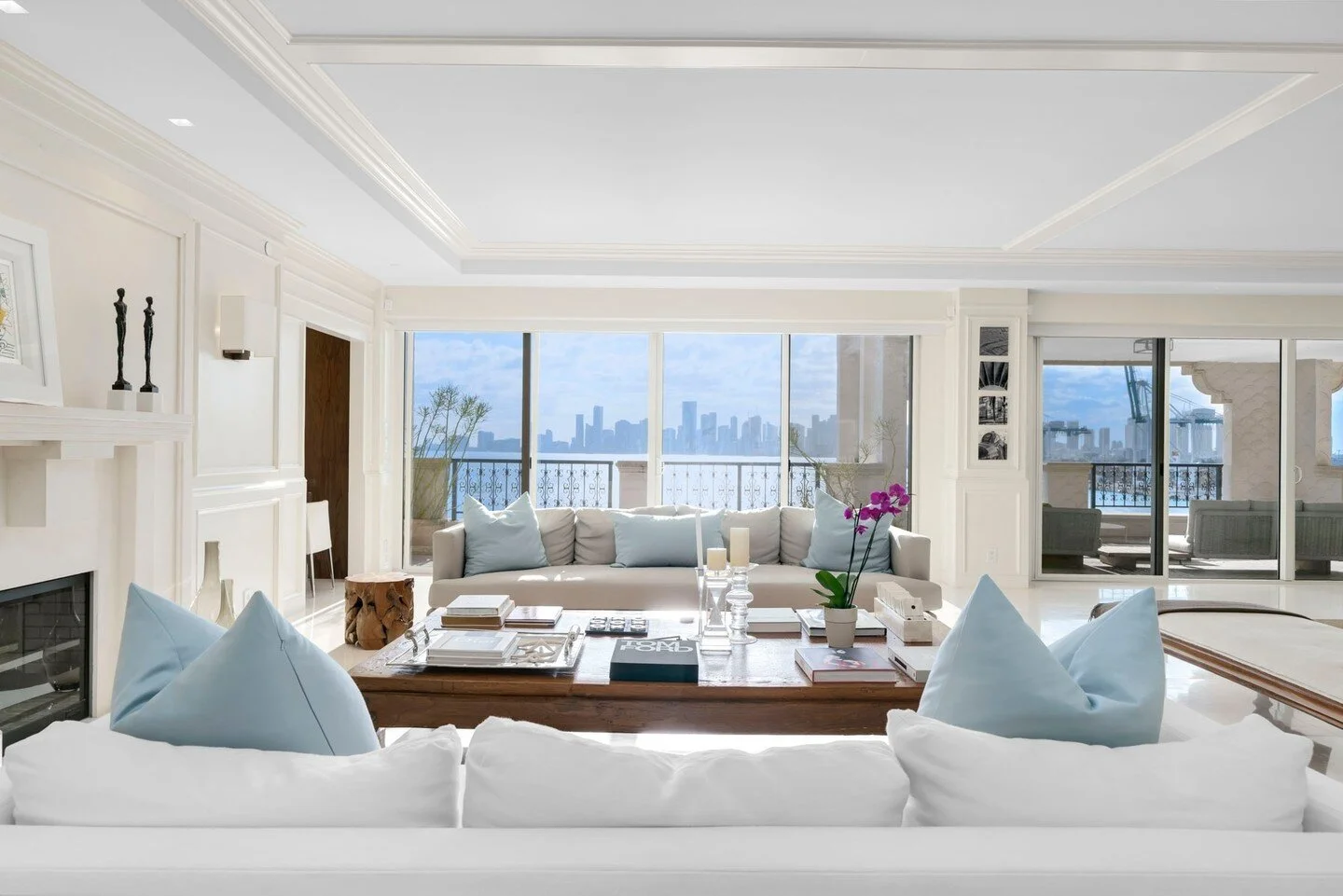 We loved the sophisticated interiors at this Fisher Island residence but we mostly loved the stunning balcony views 🤩⁠
.⁠
⁠
📩: booking@1oakstudios.com ⁠
📞: 786.308.7441⁠
.⁠
.⁠
.⁠
⁠
#1oakstudios #realestateagent #interiorphotography #realestatelife