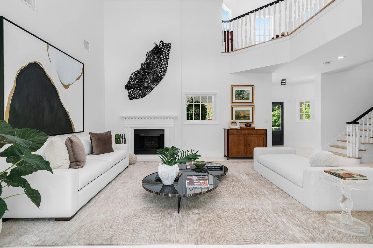 We loved the blend of contemporary and antique touches in this beautiful home!⁠
.⁠
⁠
📩: booking@1oakstudios.com ⁠
📞: 786.308.7441⁠
.⁠
.⁠
.⁠
⁠
#1oakstudios #realestateagent #interiorphotography #realestatelife #realestatebroker #interiordecorating #