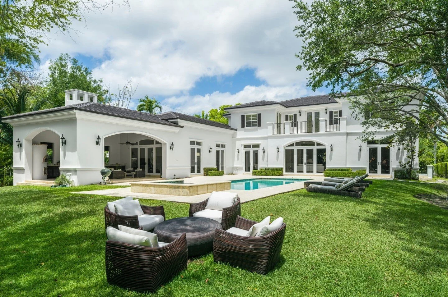 Showstopper 🤩⁠
.⁠
⁠
📩: booking@1oakstudios.com ⁠
📞: 786.308.7441⁠
.⁠
.⁠
.⁠
⁠
#1oakstudios #realestateagent #interiorphotography #realestatelife #realestatebroker #interiordecorating #inspiration #architecturephotography #architecture #decor #moder