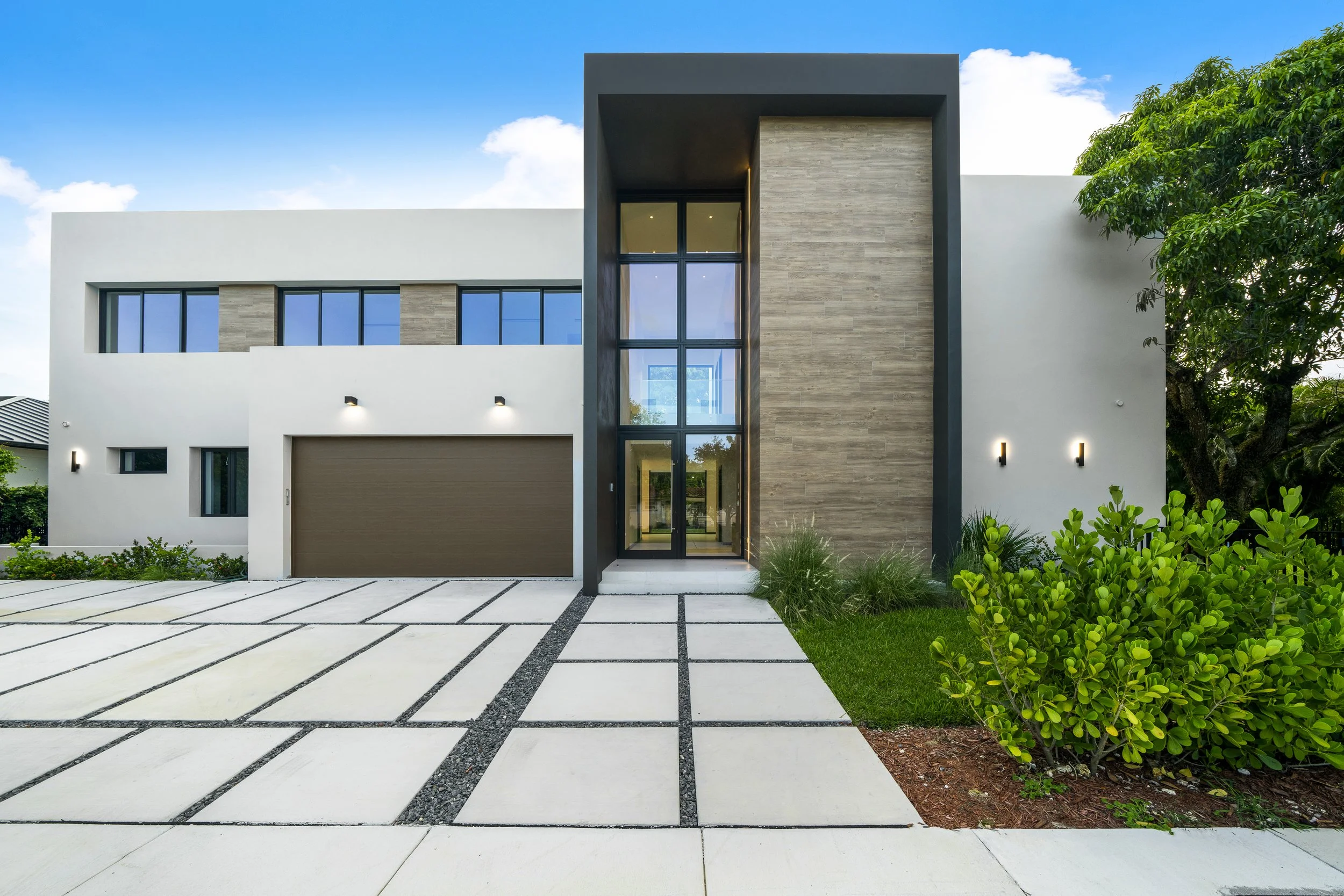 Contemporary Tropical Retreat: Urban Elegance and Lush Serenity Await