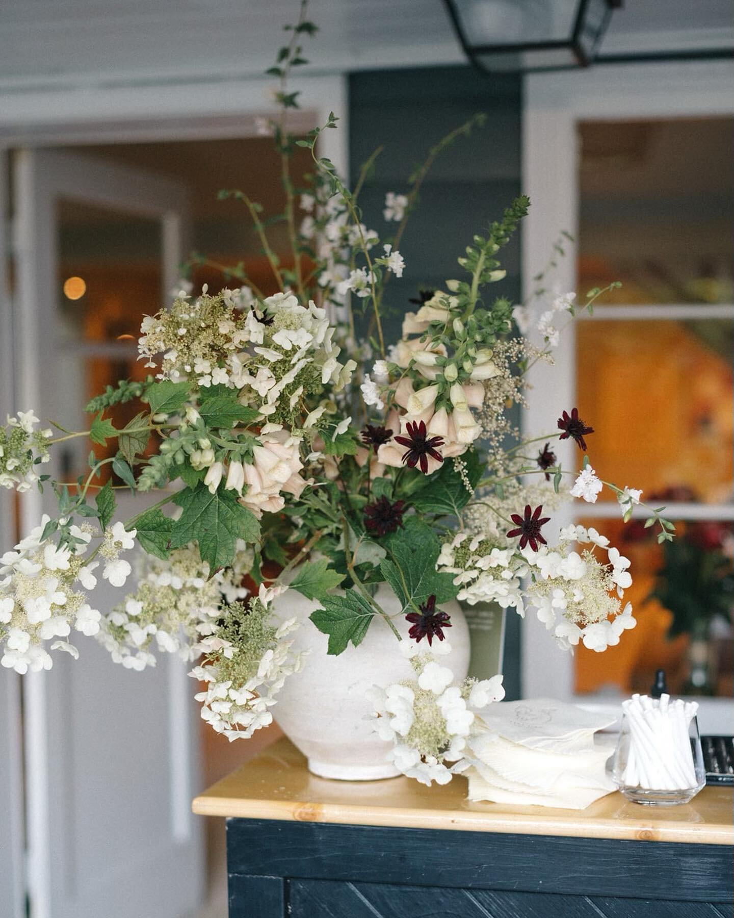 Cocktail moments in Seattle 

Captured @kristenmarieparker 
Florals @britlynsimonefloral 
Venue Backyard Wedding in Seattle 

#backyardgarden #backyardwedding #washingtonwedding #seattlewedding #destinationwedding #destinationdesign #cocktailhour