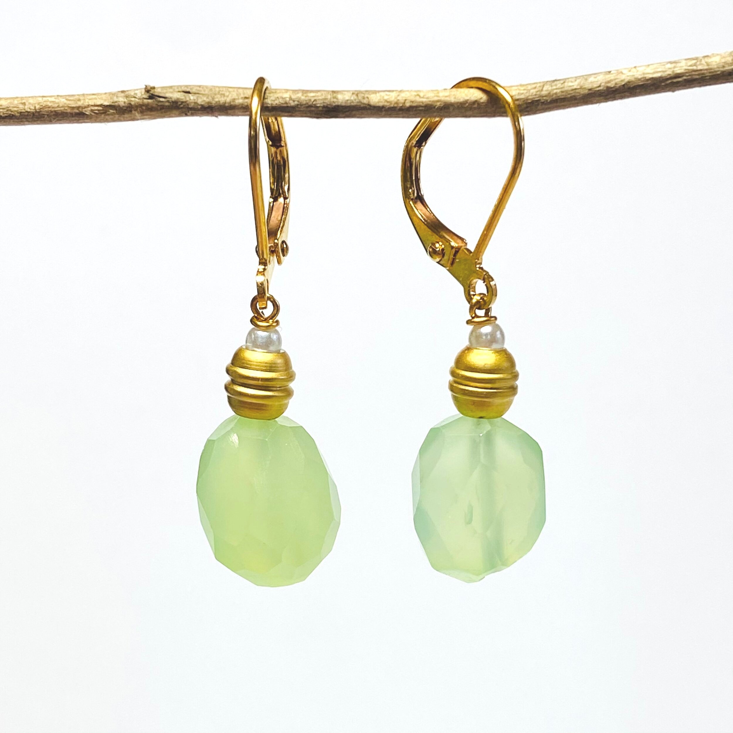 Green+oval+Chalcedony+w+GP+w+pears.jpg