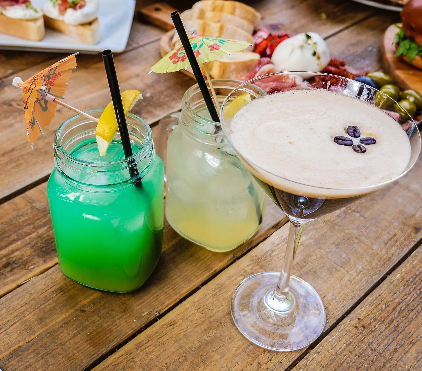 Its the weekend you know the drill - Cocktail time! 💚💛🤎 
.
.
.
.

#eeeeeats #timeoutlondon #fooding #londonlife #londonfood #londonfoodie #londoneats #goingoutlondon #golondonfood #londoncocktails #itssolondon #aperolspritz #aperol #brunch #london