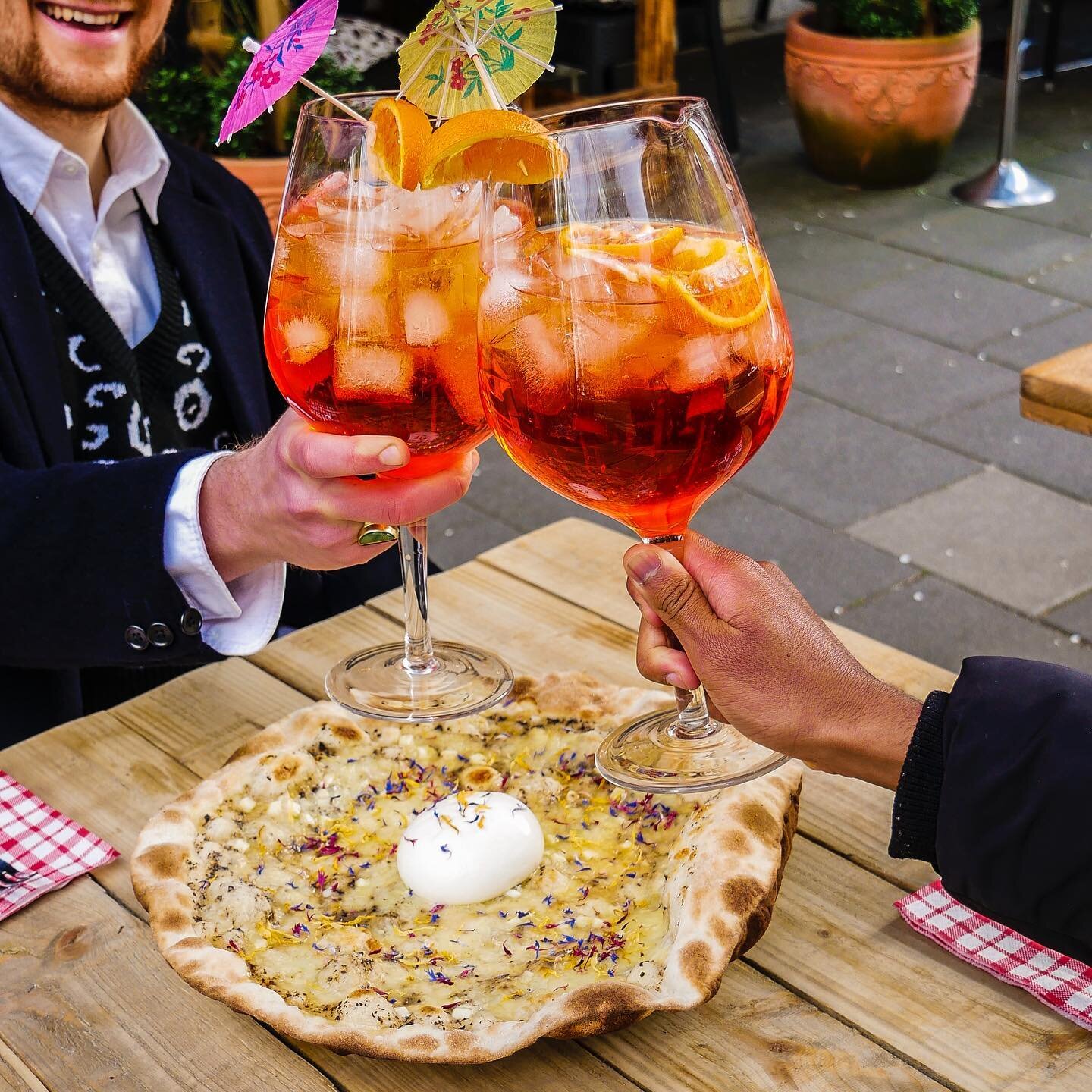 2 LITRES OF APEROL SPRITZ? Yes you heard right - our brunch bonanza offers 2L of Aperol Spritz per person and a pizza to share! 
.
.
.
.
.
.
#eeeeeats #timeoutlondon #londonfood #londonfoodie #londonfoodies #londonfoodguide #bottomlessbrunch #aperols