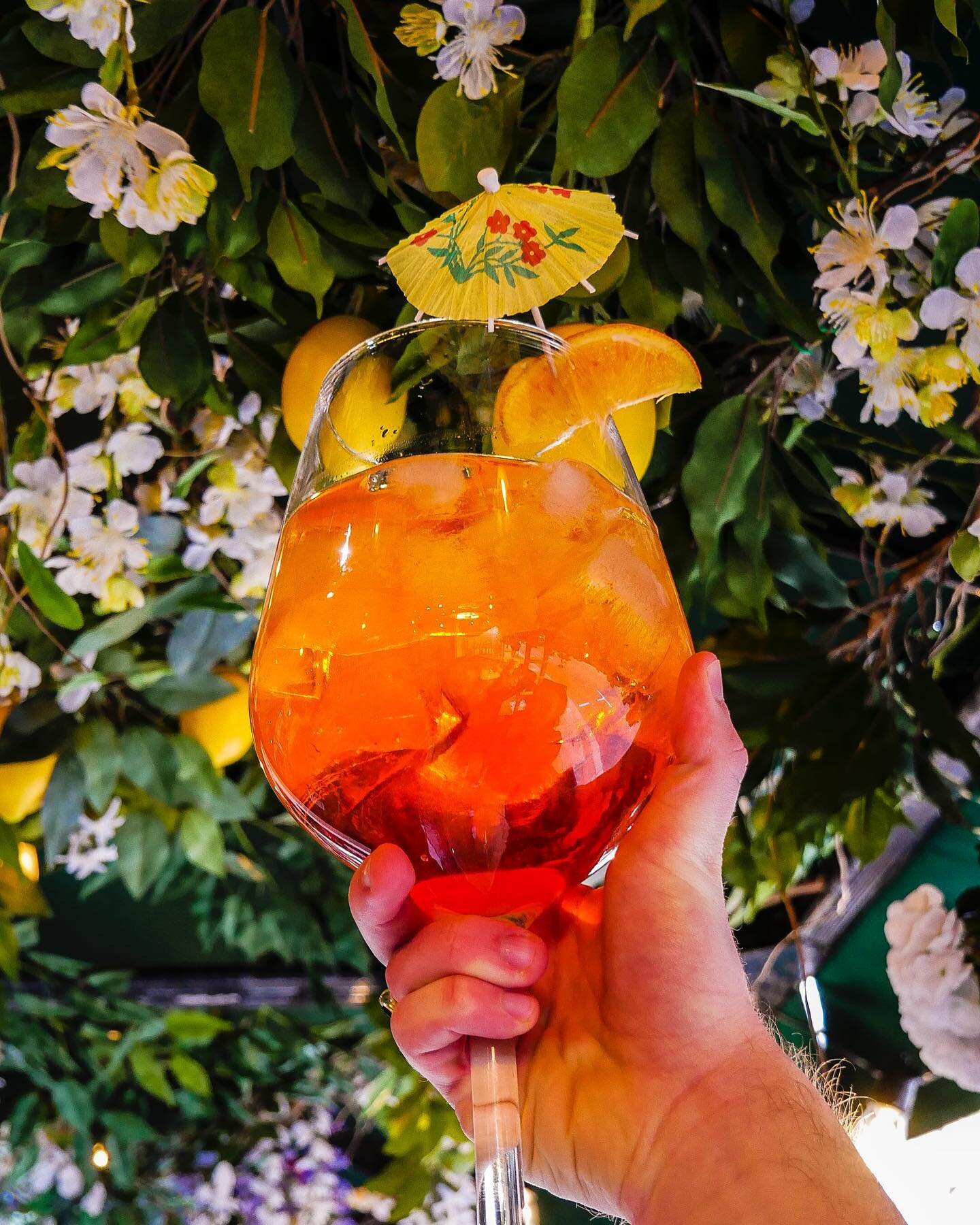 2 LITRES of APEROL SPRTIZ? Yes please ❤️🧡 grab a grande aperol spritz now available on our menu in a massive glass!
.
.
.
.
#eeeeeats #timeoutlondon #fooding #londonlife #londonfood #londonfoodie #londoneats #goingoutlondon #golondonfood #prettylitt