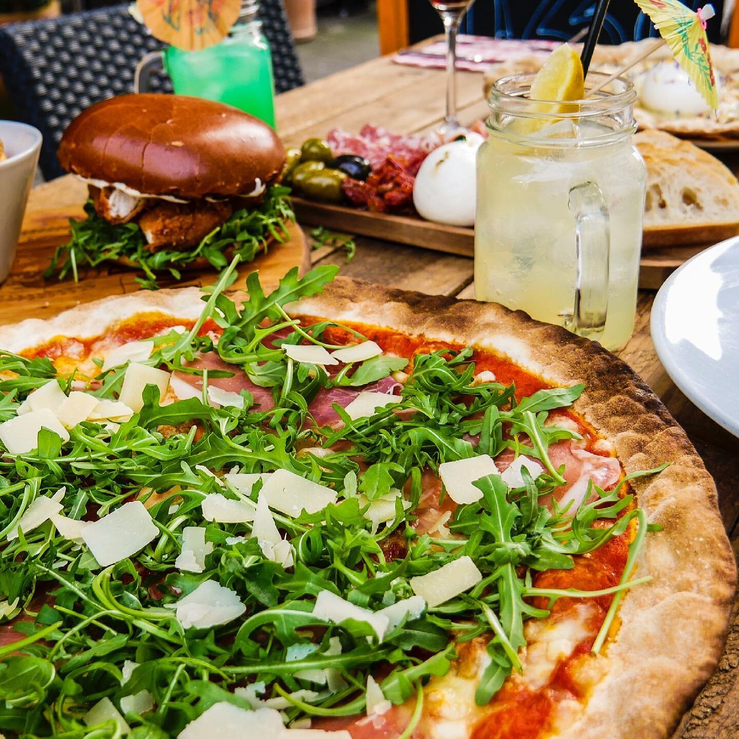 Happy Friday - grab a pizza to celebrate the week ❤️
.
.
.
.

#eeeeeats #timeoutlondon #fooding #londonlife #londonfood #londonfoodie #londoneats #goingoutlondon #golondonfood #prettylittlelondon #itssolondon #aperolspritz #aperol #brunch #londonbrun