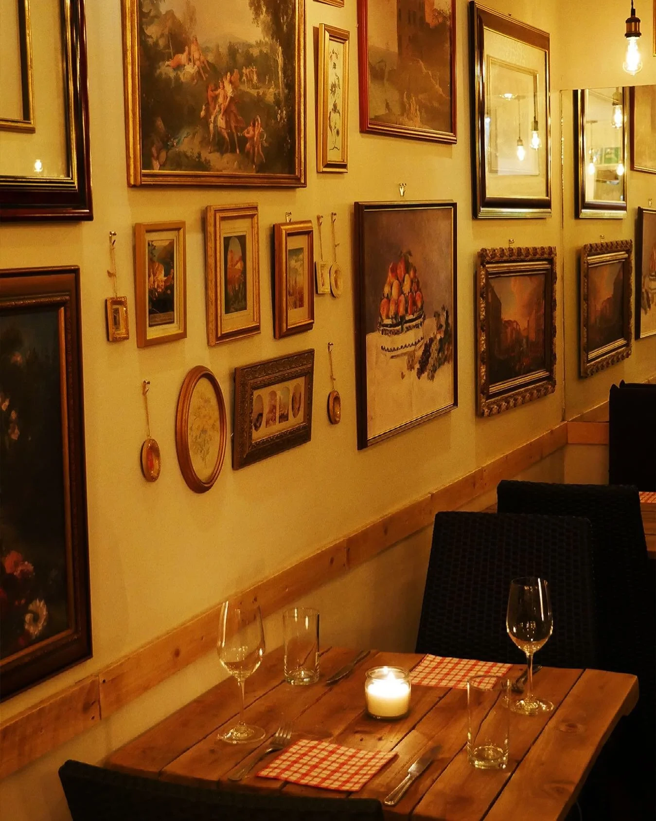 Who&rsquo;s ready for the return of indoor dining ❤️ 
.
.
.
.

#eeeeeats #timeoutlondon #fooding #londonlife #londonfood #londonfoodie #londoneats #goingoutlondon #golondonfood #prettylittlelondon #itssolondon #londonrestaurants #londonrestaurant