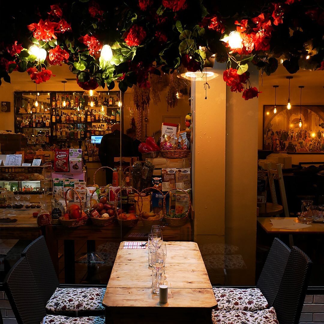 Need to take shelter from the rain? Hide under our Lemon terrace or take a seat inside to enjoy a drink or pizza ❤️ 
.
.
.
.

#eeeeeats #timeoutlondon #fooding #londonlife #londonfood #londonfoodie #londoneats #goingoutlondon #golondonfood #prettylit