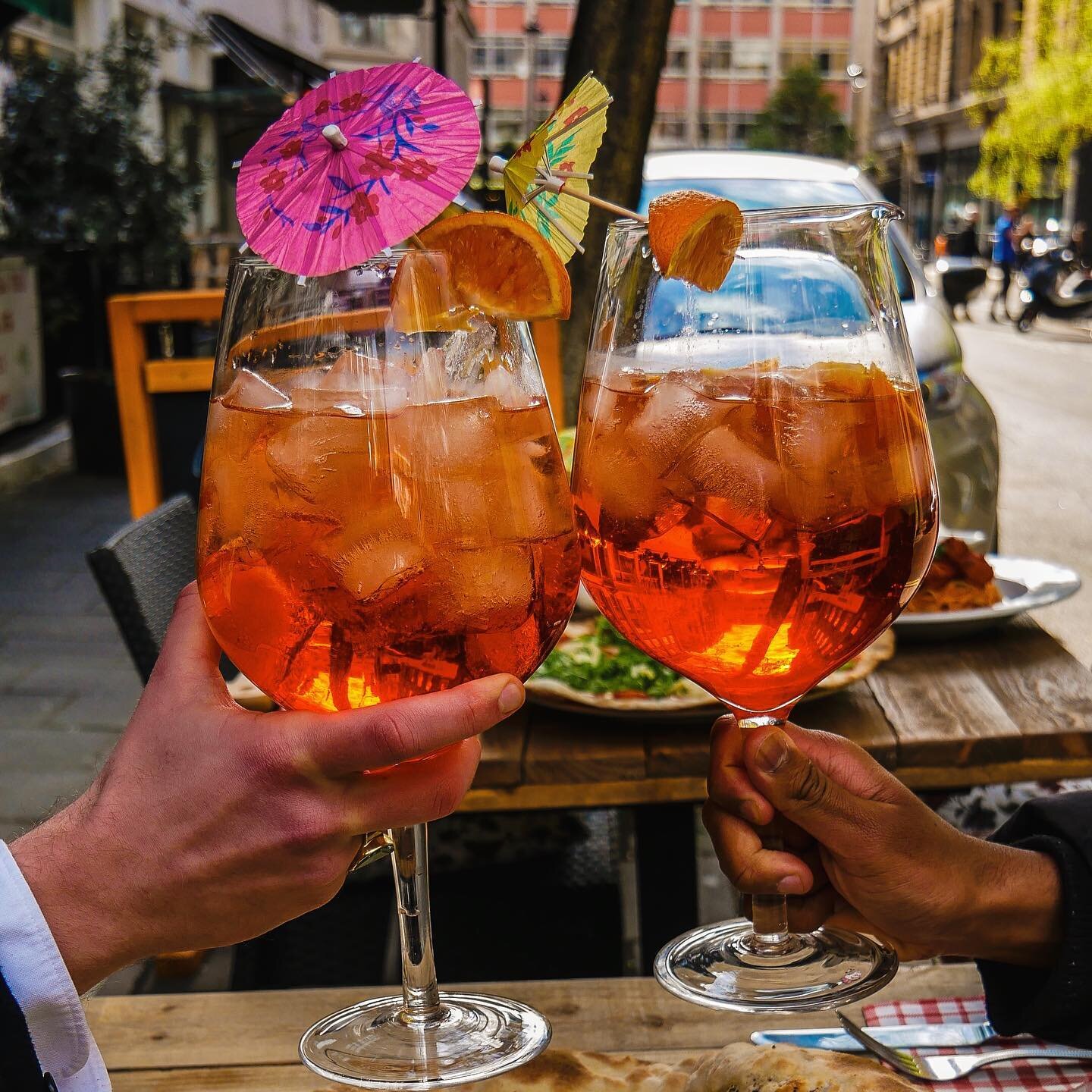 Its the weekend aka 2 litre Aperol time ❤️🍾
.
.
.
.
.

#eeeeeats #timeoutlondon #fooding #londonlife #londonfood #londonfoodie #londoneats #goingoutlondon #golondonfood #prettylittlelondon #itssolondon #aperolspritz #aperol #brunch #londonbrunch #pi