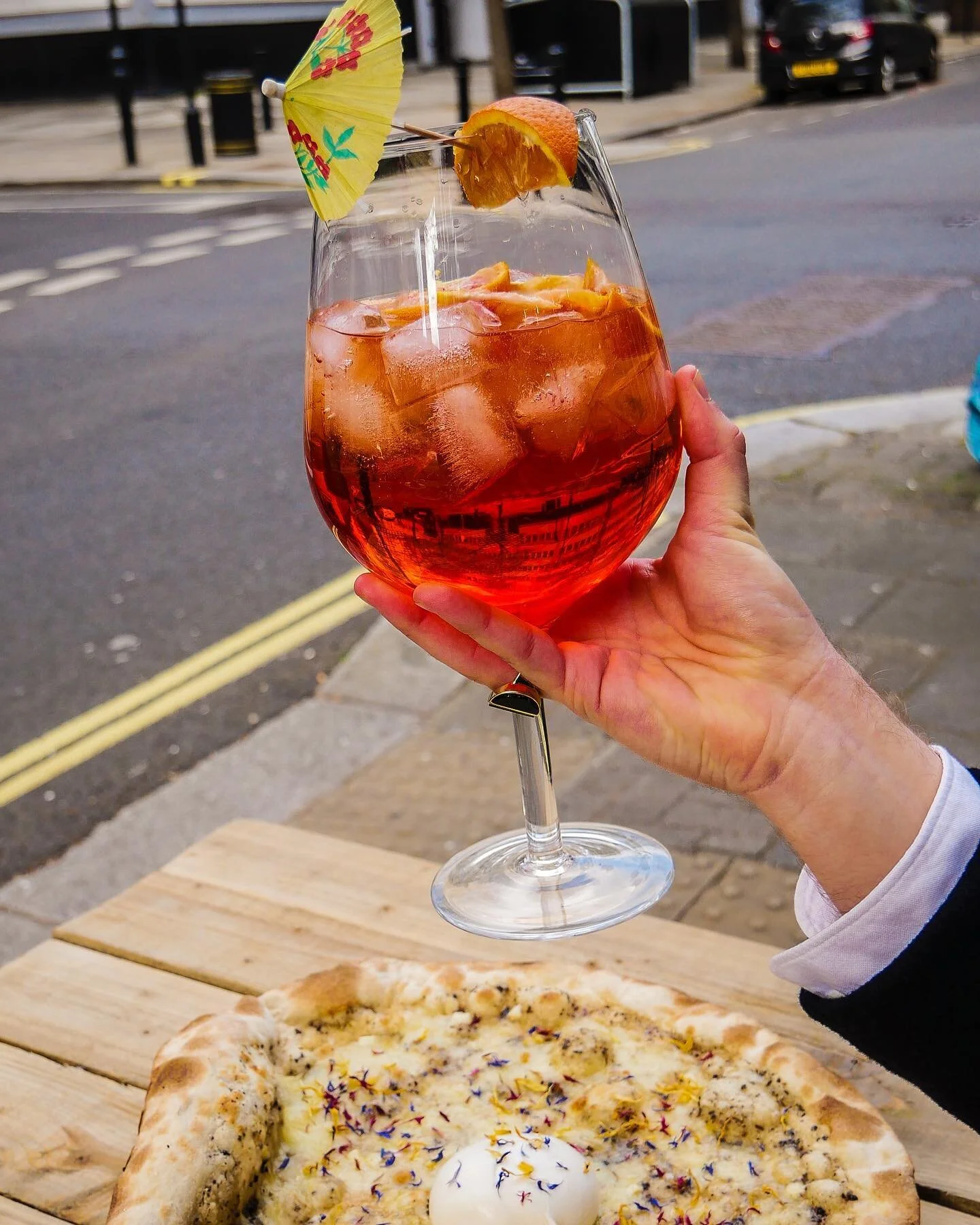 Above 20 degrees? Cool down with 2 Litres of Aperol Spritz! 🥵
.
.
.
.

#eeeeeats #timeoutlondon #fooding #londonlife #londonfood #londonfoodie #londoneats #goingoutlondon #golondonfood #prettylittlelondon #itssolondon #aperolspritz #aperol #brunch #